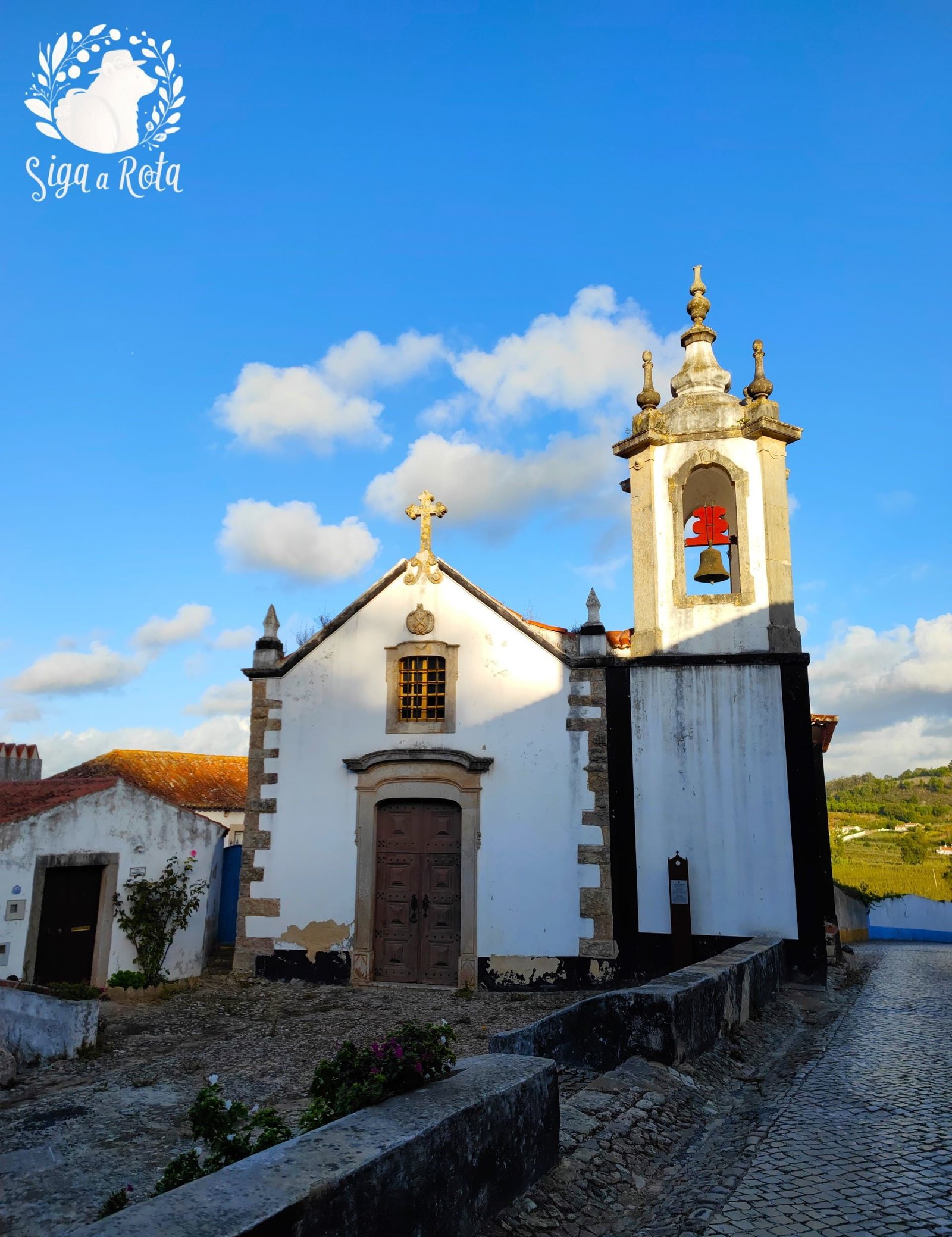 Interior da Igreja de Santa Maria em Óbidos, destacando azulejos portugueses e detalhes da arquitetura renascentista.