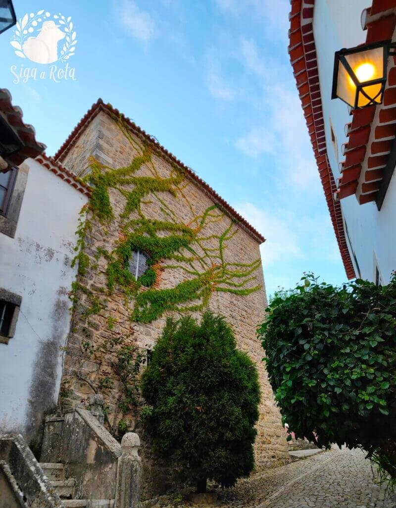 Caminhe pela Rua Direita, o coração histórico da Vila de Óbidos