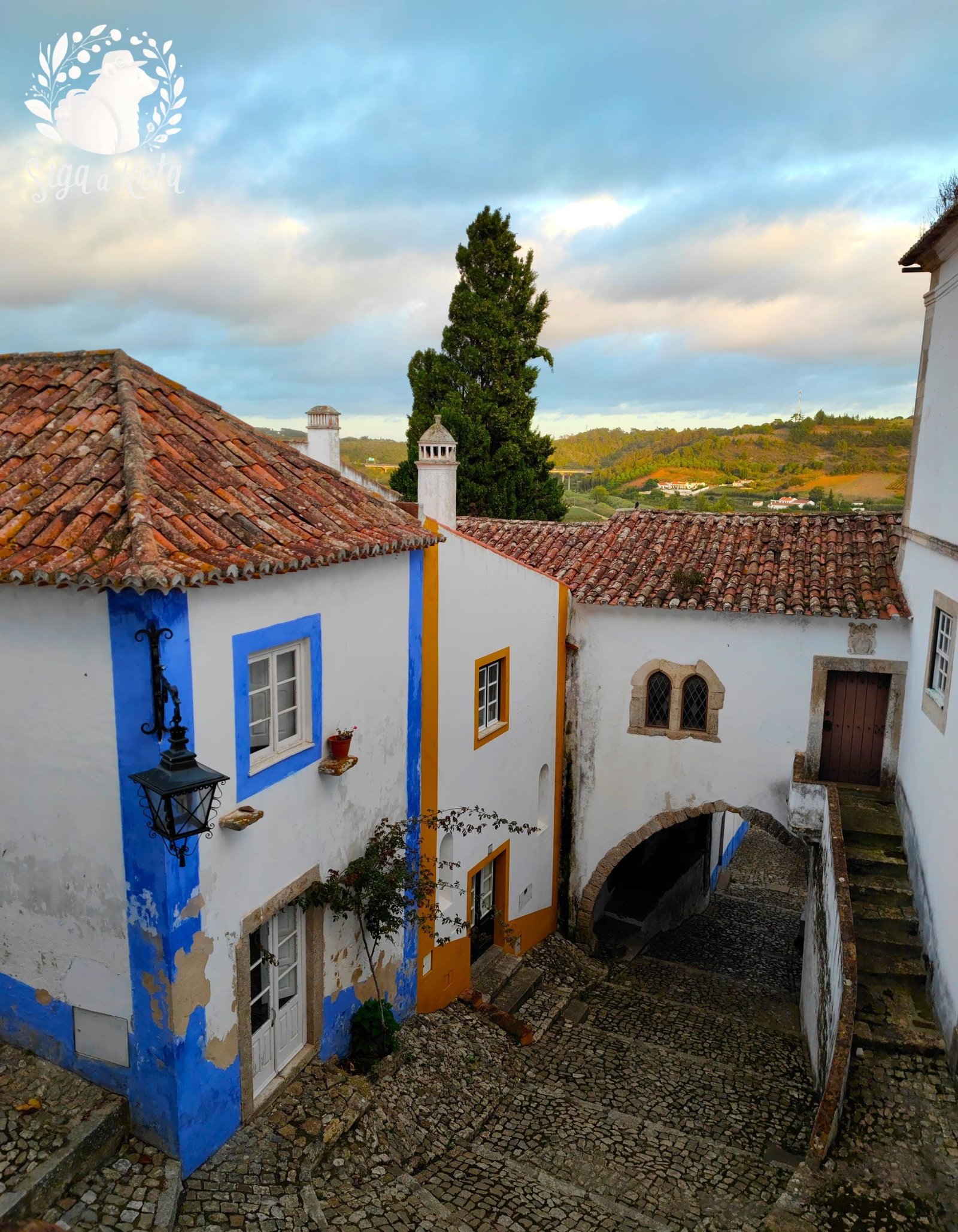 Rua Direita na Vila de Óbidos, com casas brancas e lojas de artesanato