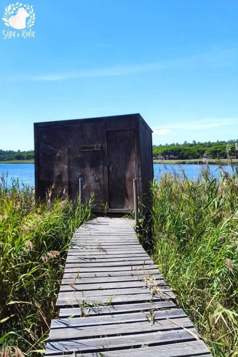 Vista do observatório de aves da Lagoa Pequena em Sesimbra, com áreas de observação