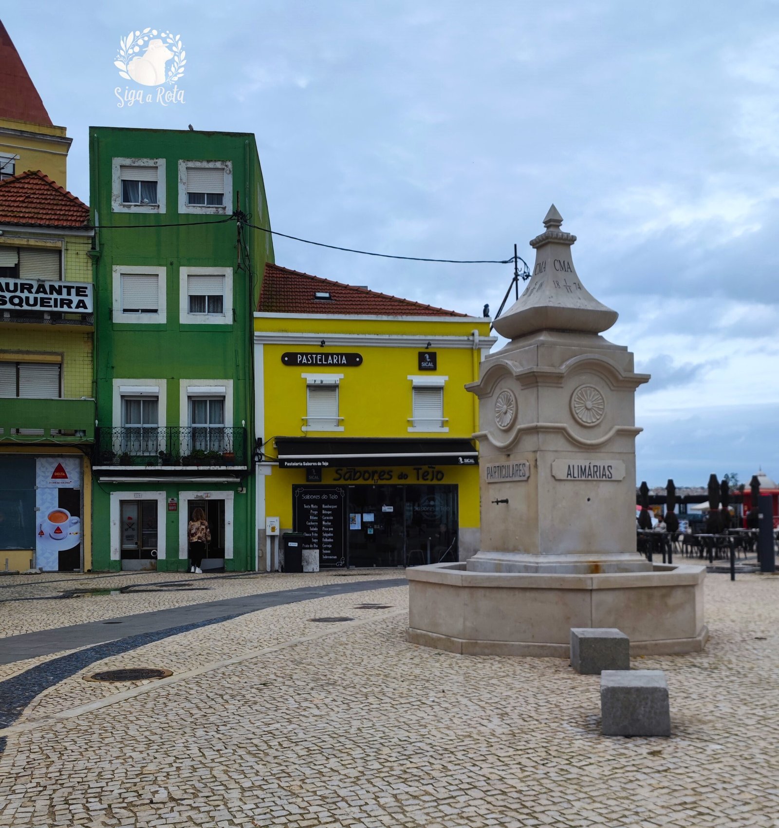 Ruas estreitas e históricas de Cacilhas, Almada, levando ao navio-museu Fragata D. Fernando II e Glória.