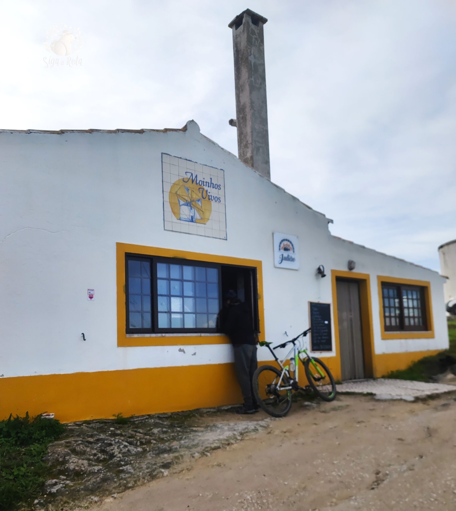 A famosa Padaria São Julião, localizada aos pés do Trilho dos Moinhos, oferecendo pães artesanais.