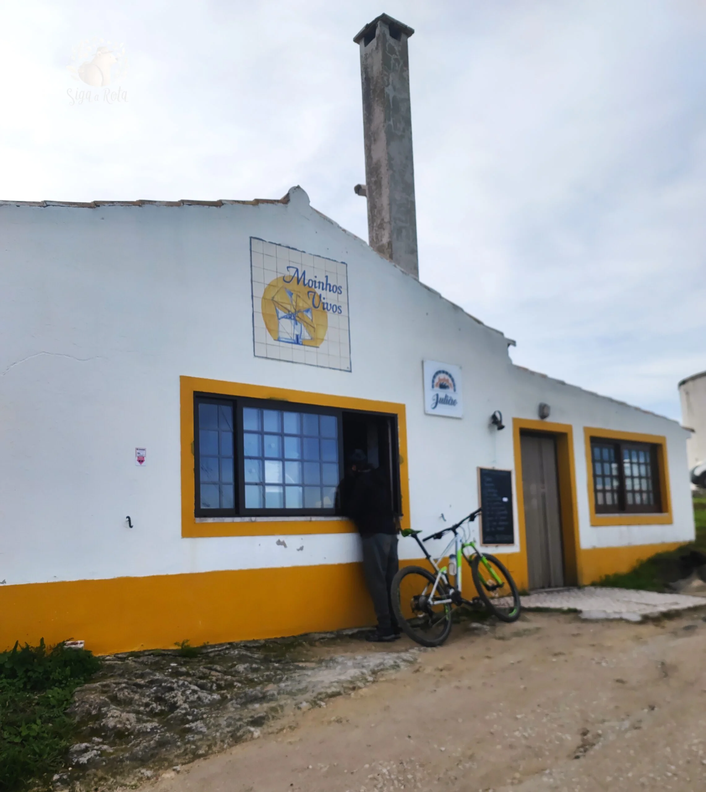 A famosa Padaria São Julião, localizada aos pés do Trilho dos Moinhos, oferecendo pães artesanais.