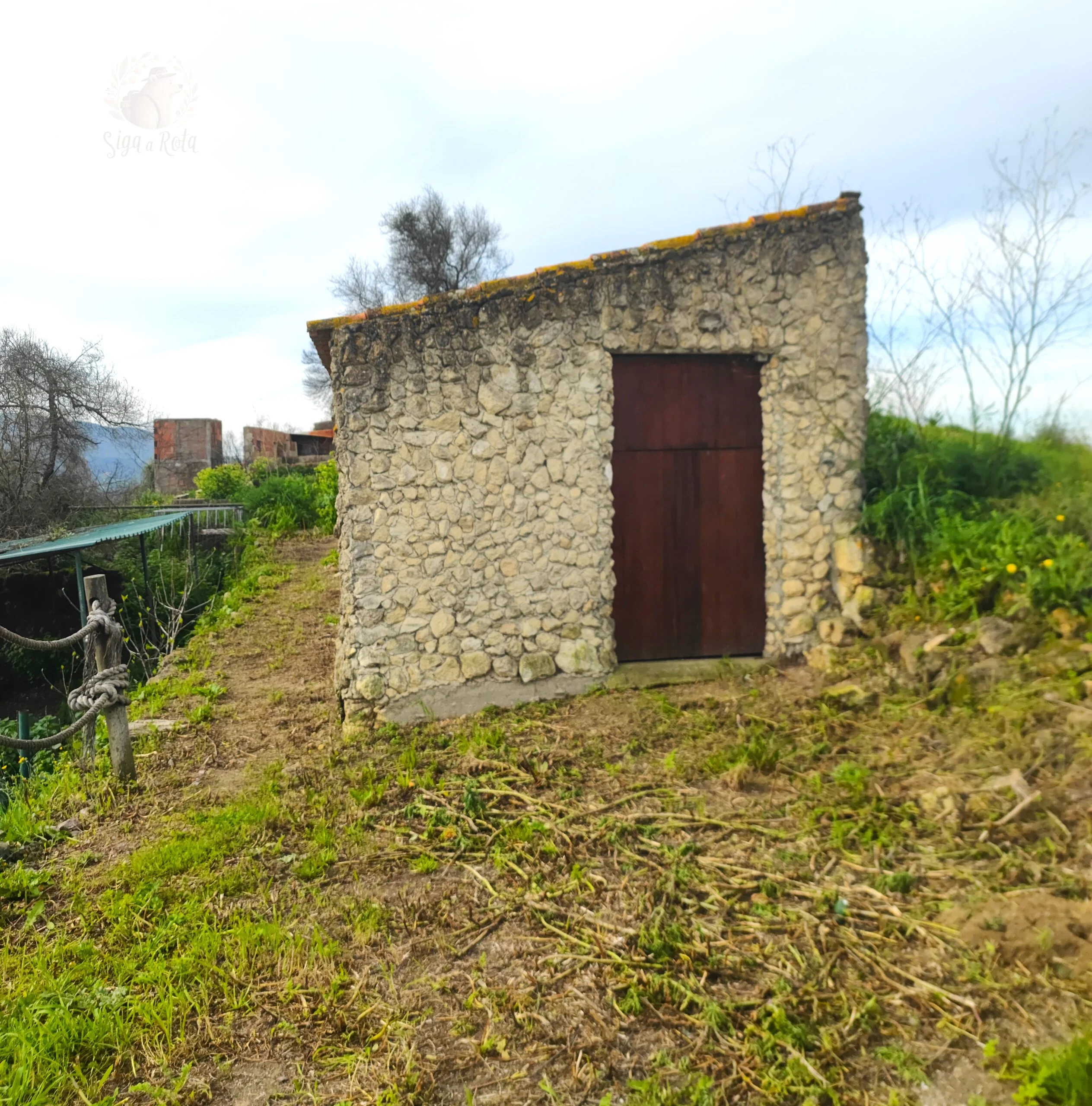 tradicional casa de pedra, localizado na Serra do Louro, um dos pontos turísticos do Trilho dos Moinhos em Palmela.