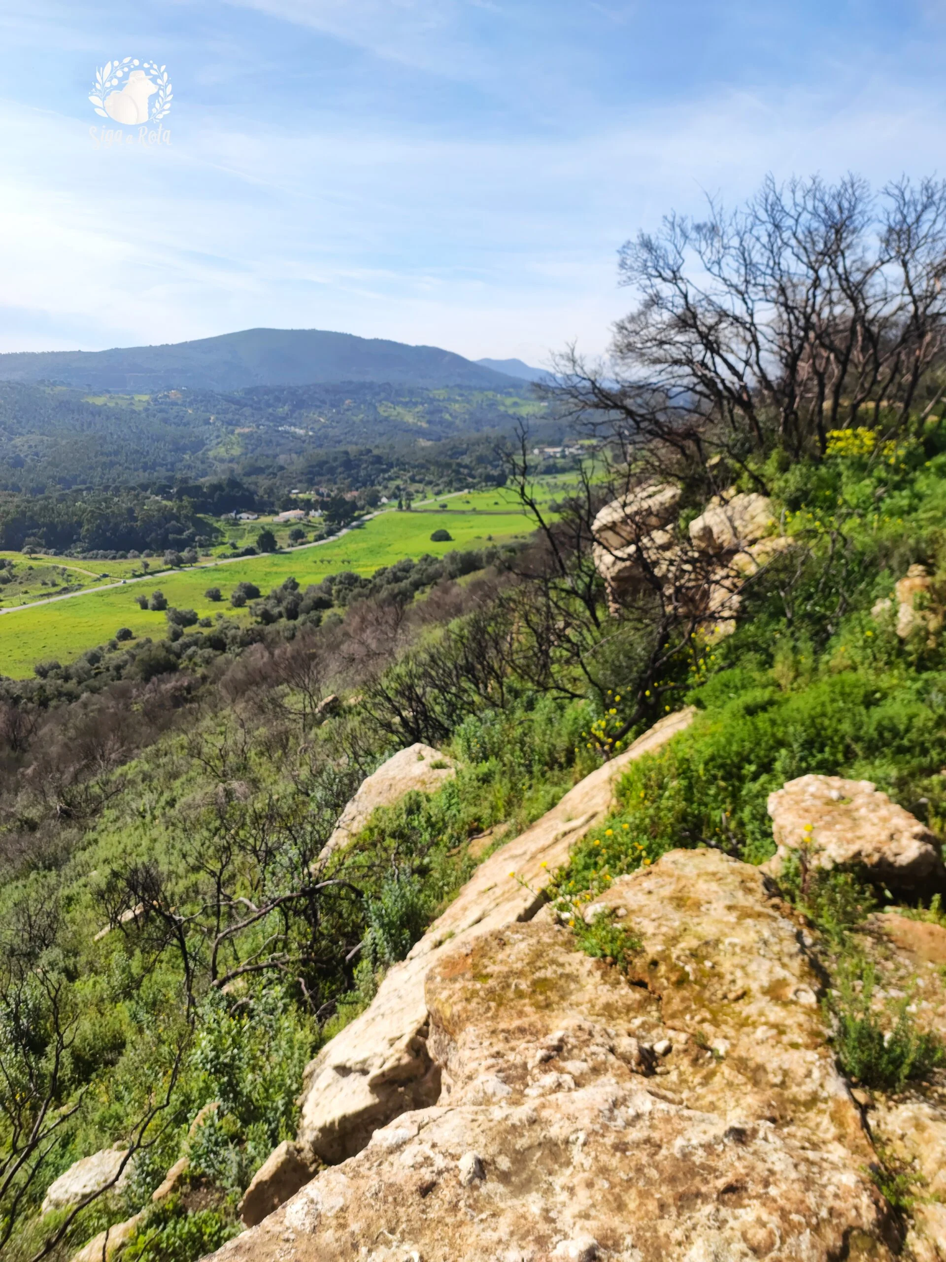 Vista panorâmica da Serra do Louro, uma das paisagens mais bonitas do Trilho dos Moinhos.
