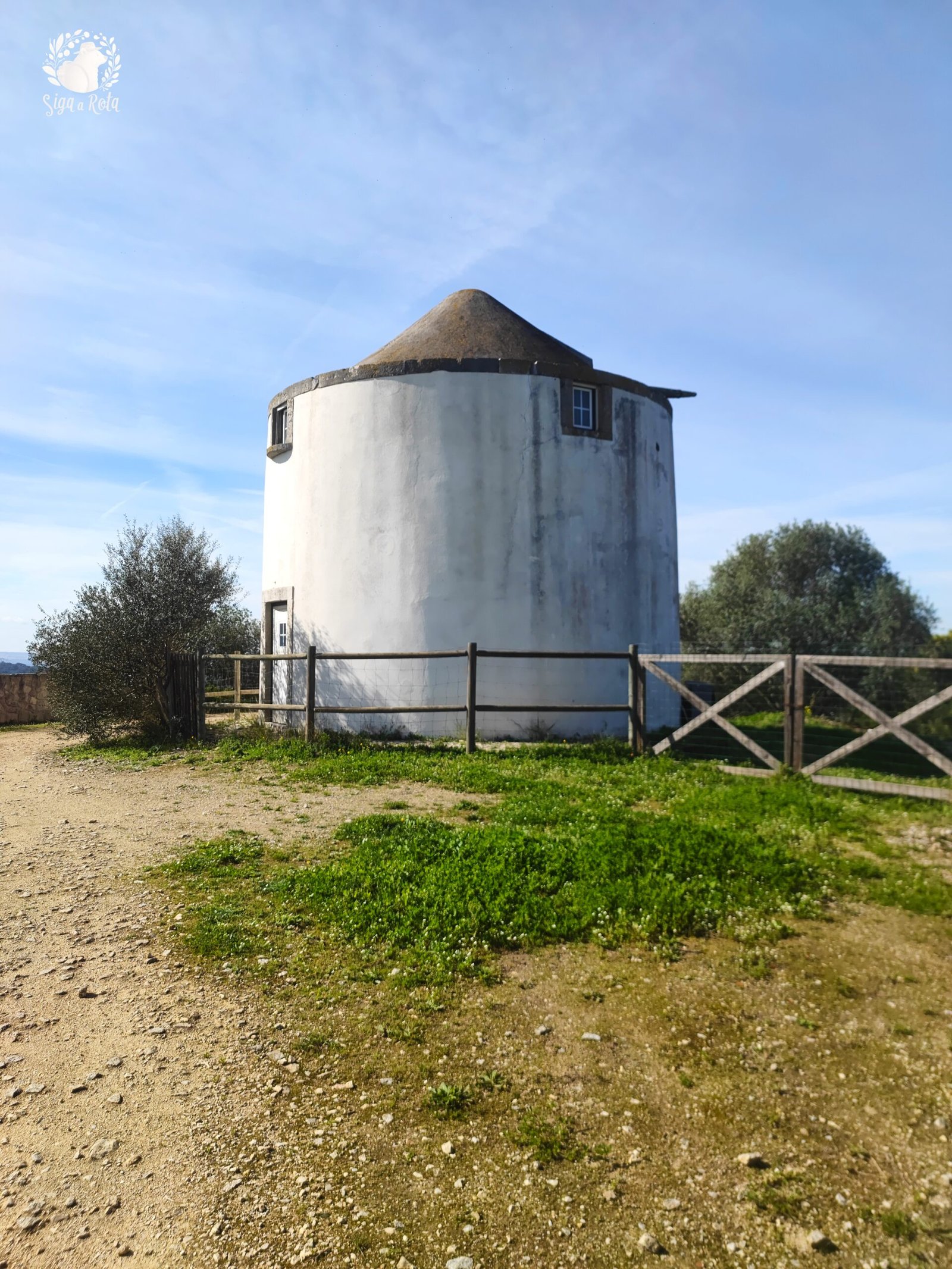 Moinho de vento histórico na Serra do Louro, um dos marcos do Trilho dos Moinhos em Palmela.