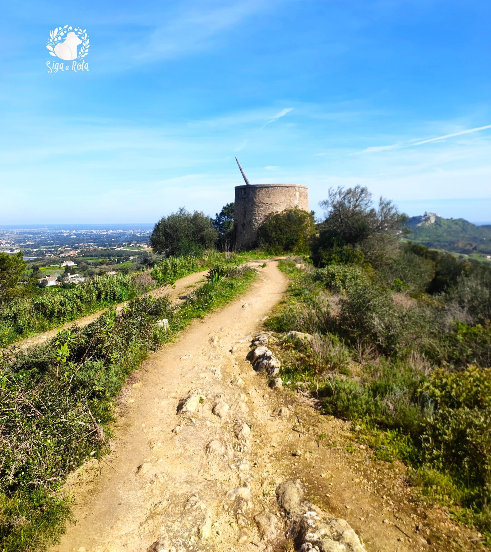 Vista dos moinhos de vento da Serra do Louro, um dos principais marcos históricos do Trilho dos Moinhos.