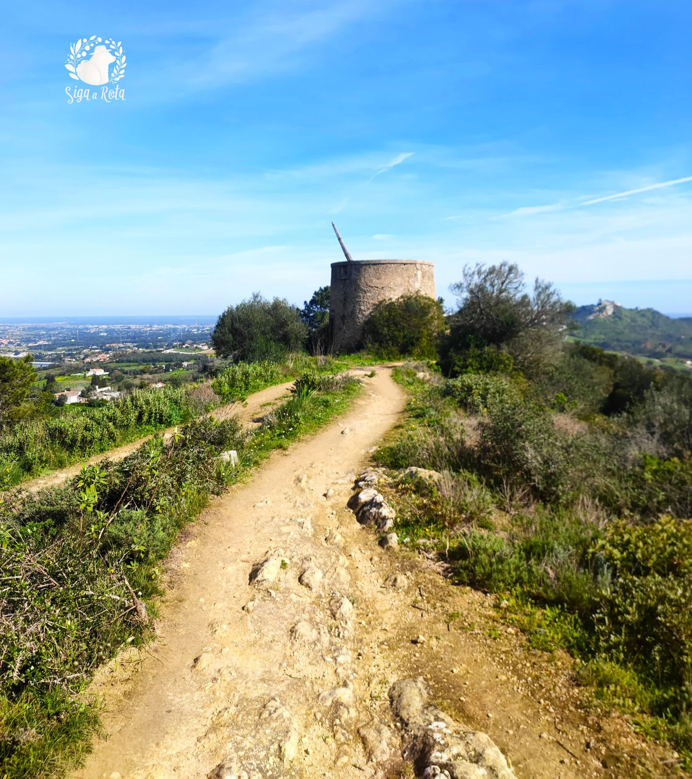 Vista dos moinhos de vento da Serra do Louro, um dos principais marcos históricos do Trilho dos Moinhos.
