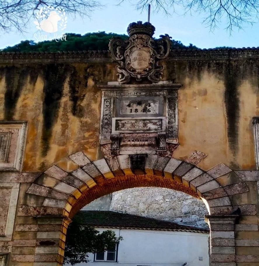Entrada principal do Castelo de São Jorge com as muralhas de pedra e arquitetura medieval.