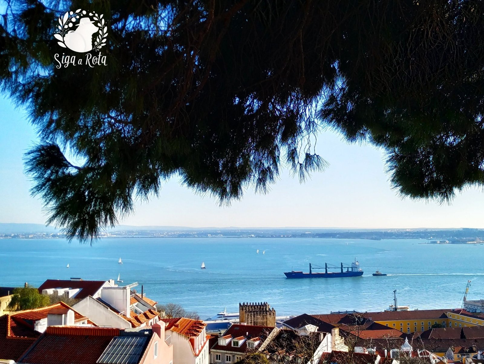 Vista deslumbrante da cidade de Lisboa a partir do Castelo de São Jorge, com muralhas em destaque.