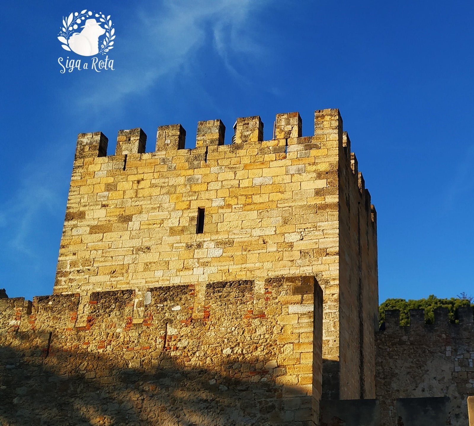 Uma das torres do Castelo de São Jorge com vista para o Rio Tejo.
