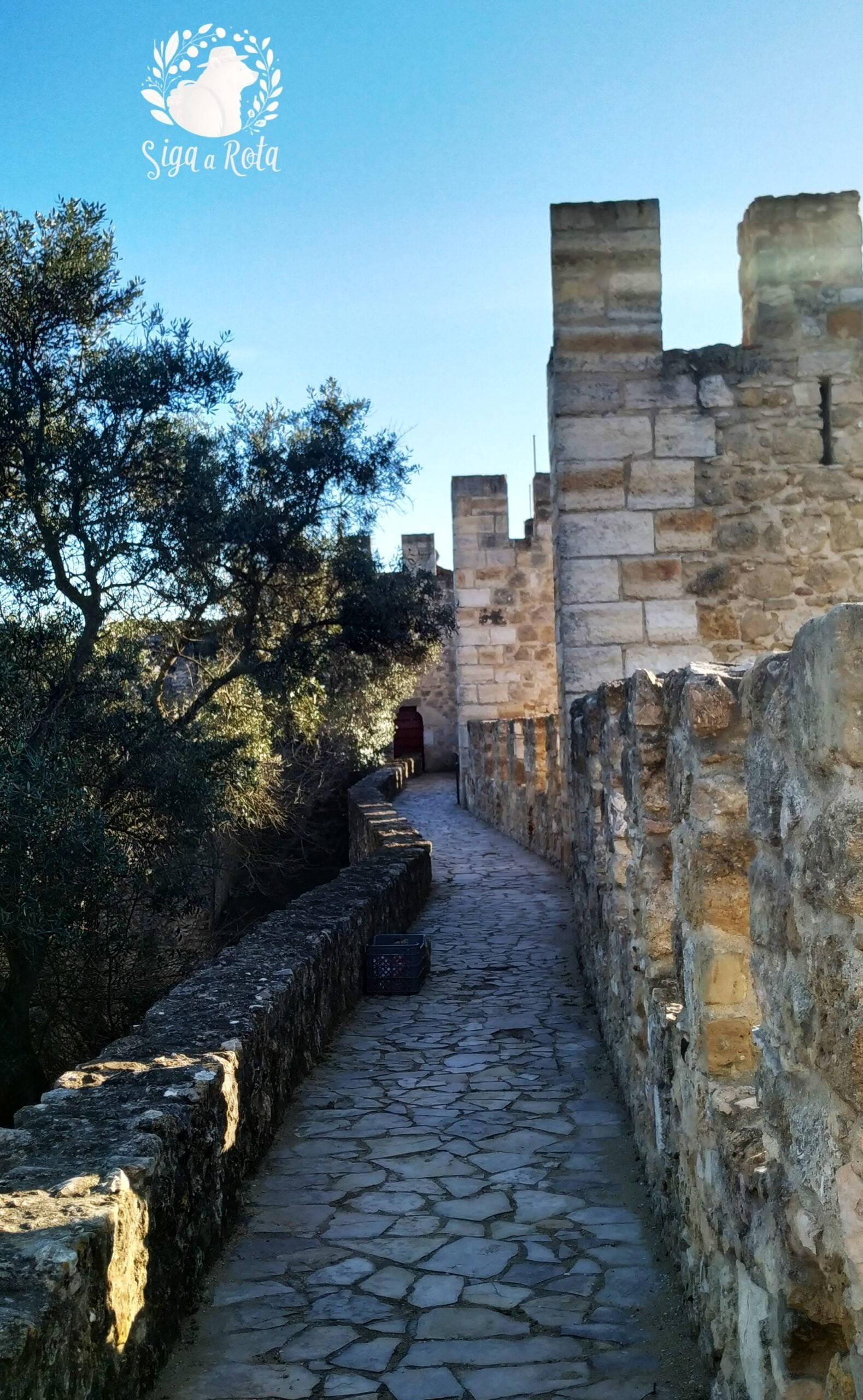 Exposição de artefatos históricos no museu do Castelo de São Jorge em Lisboa.