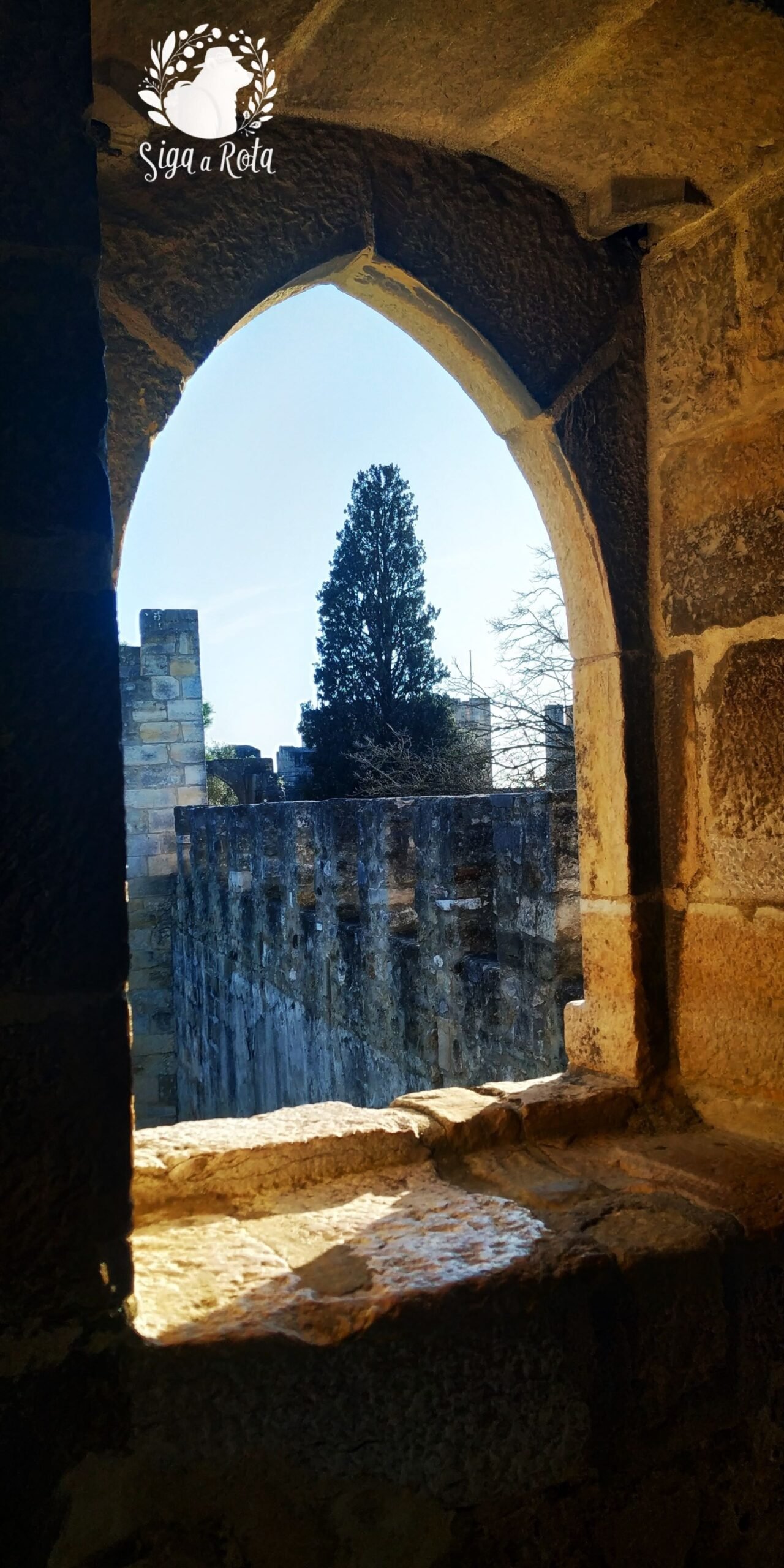 Escavações arqueológicas no Castelo de São Jorge mostrando ruínas antigas.