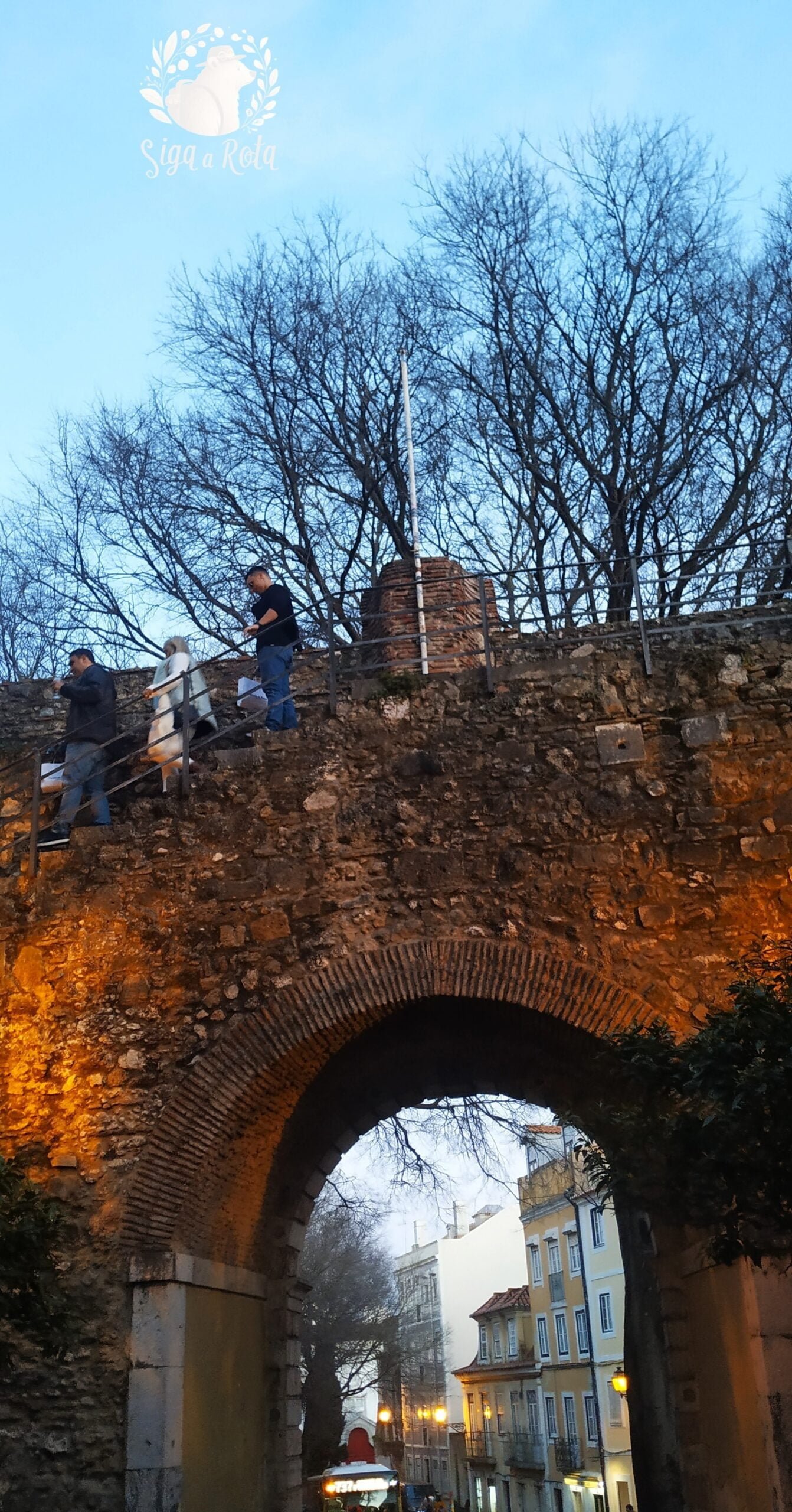 Escadarias de pedra e caminhos internos do Castelo de São Jorge em Lisboa.