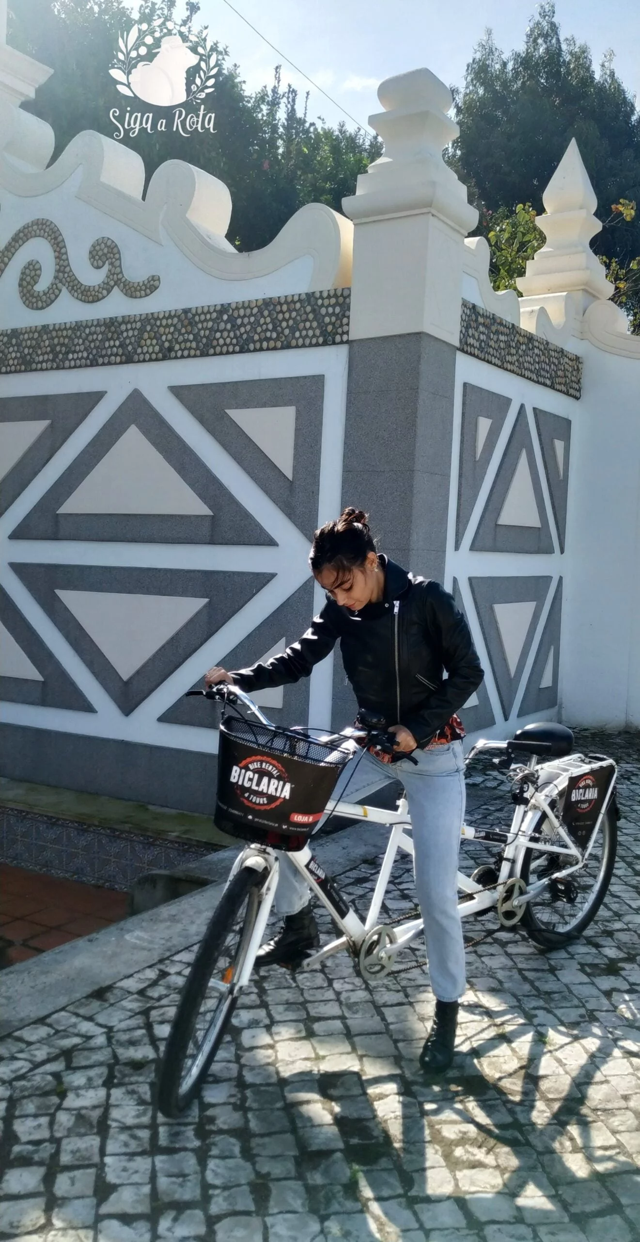 Bicicletas estacionadas perto da Sé de Aveiro, popular entre os turistas.