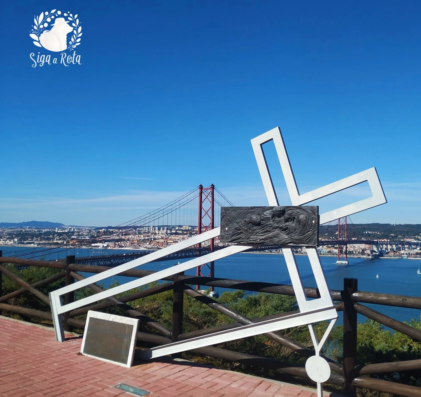 Ponte 25 de Abril vista do Santuário de Cristo Rei, com Lisboa ao fundo.