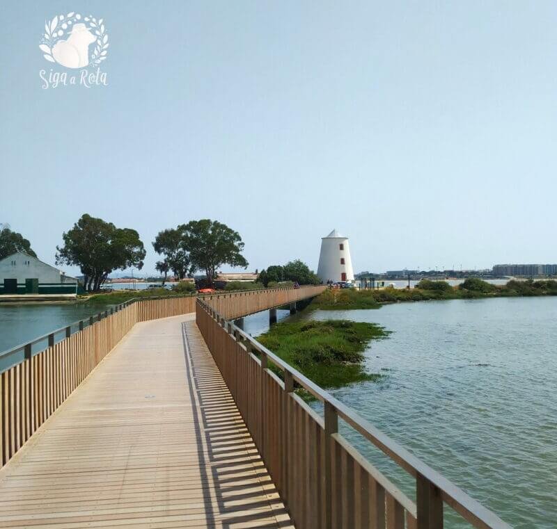 Entrada da Praia Fluvial de Alburrica com placa e acesso à área de lazer