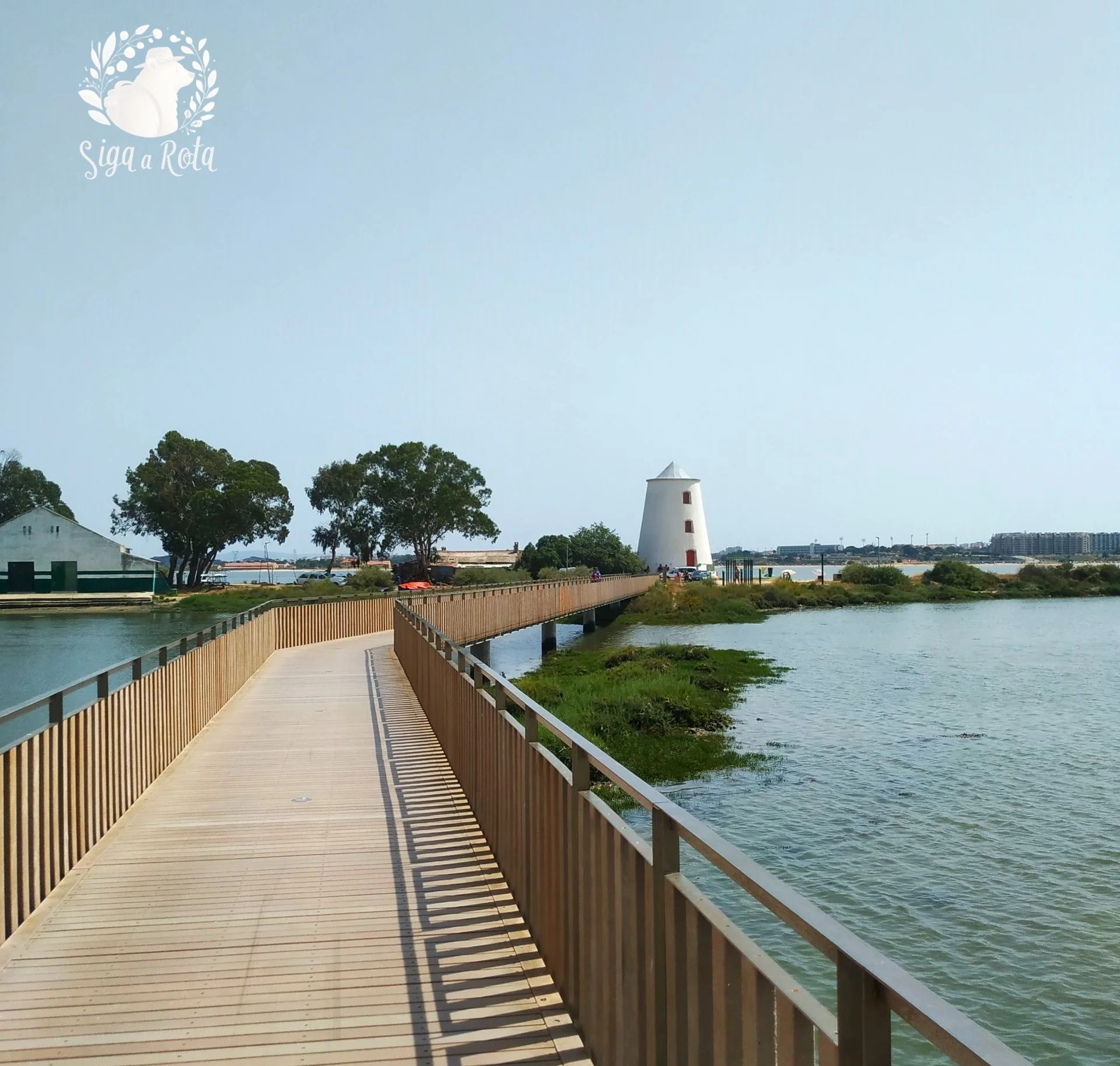 Areia e águas calmas na Praia Fluvial de Alburrica no Barreiro