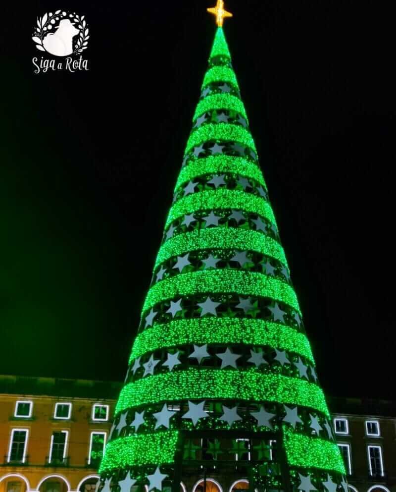 Árvore de Natal iluminada na Praça do Comércio, Lisboa