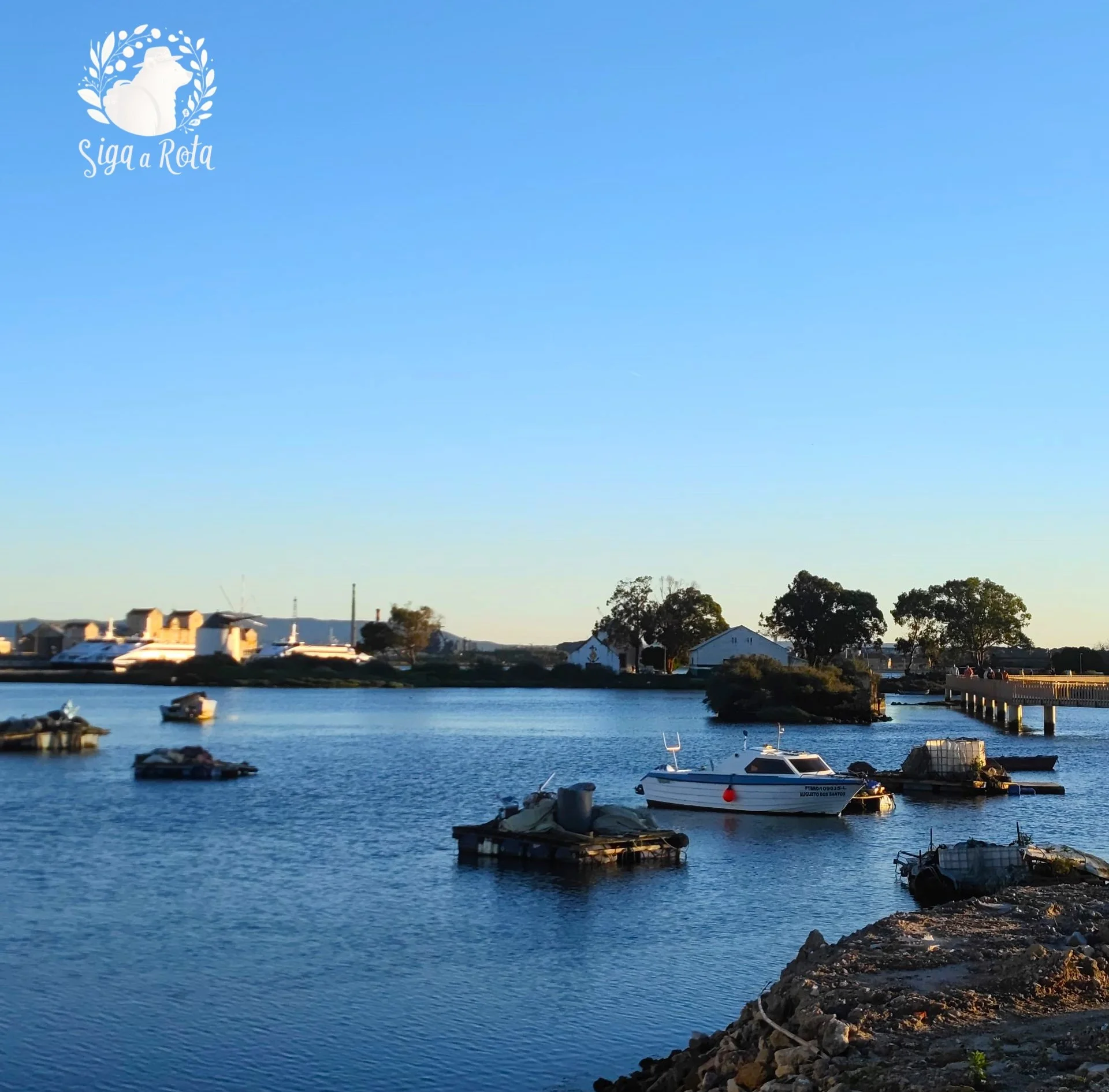 Barcos tradicionais navegando próximos à Praia Fluvial de Alburrica no Rio Tejo