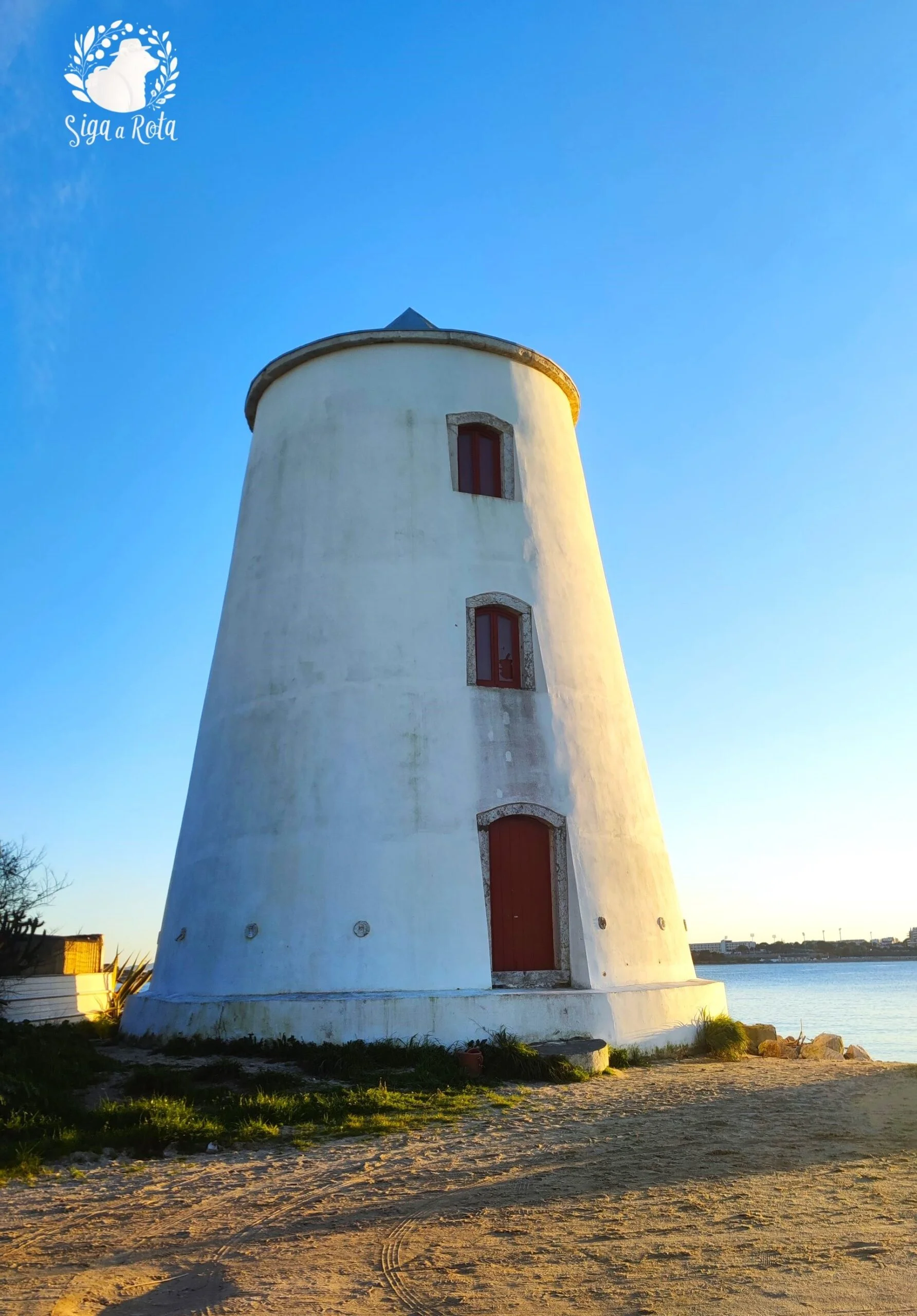 Vista do histórico Moinho Gigante na Praia Fluvial de Alburrica, Barreiro
