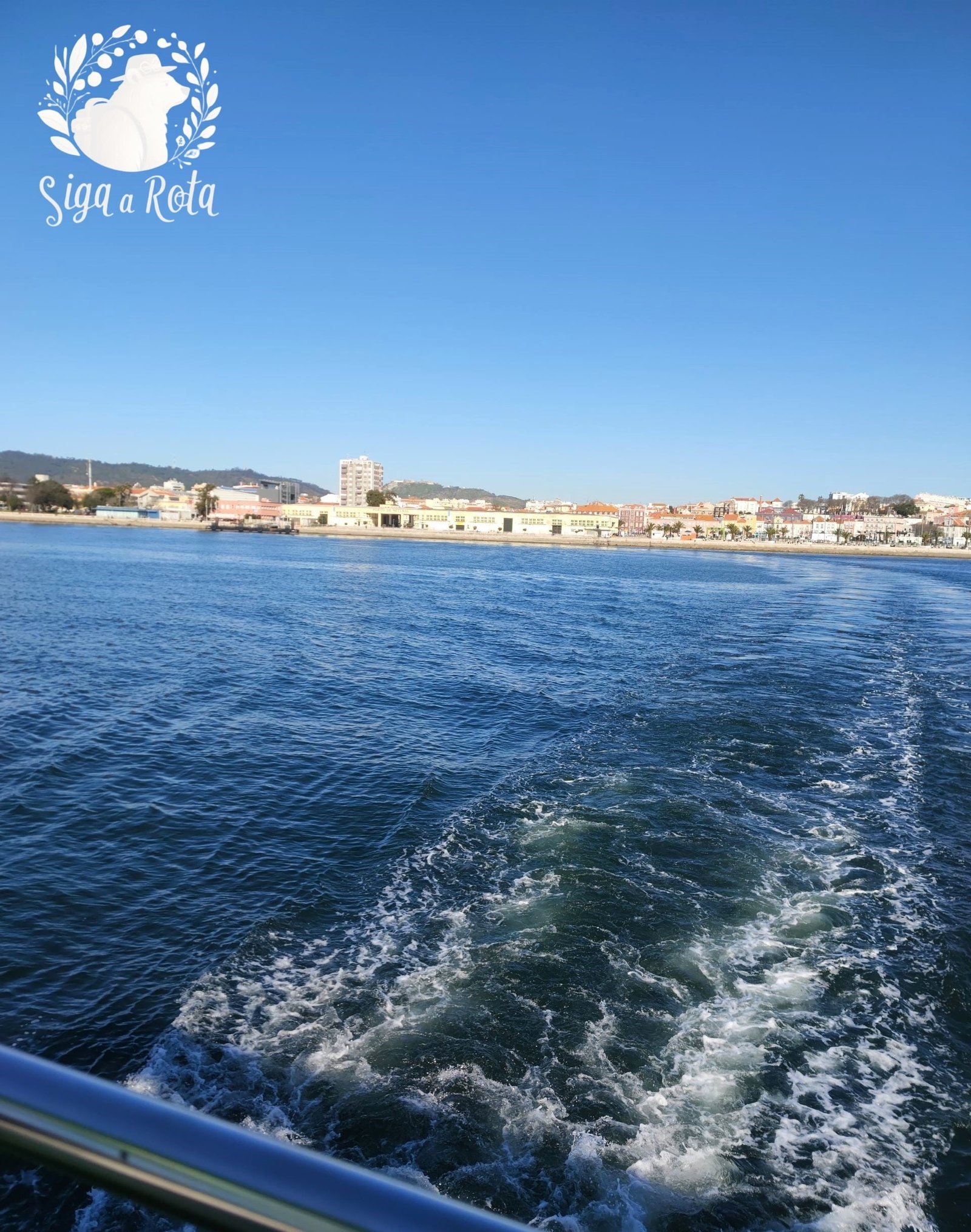 Catamaran da Atlantic Ferries no trajeto entre Setúbal e Tróia, transportando passageiros com vista para o rio.