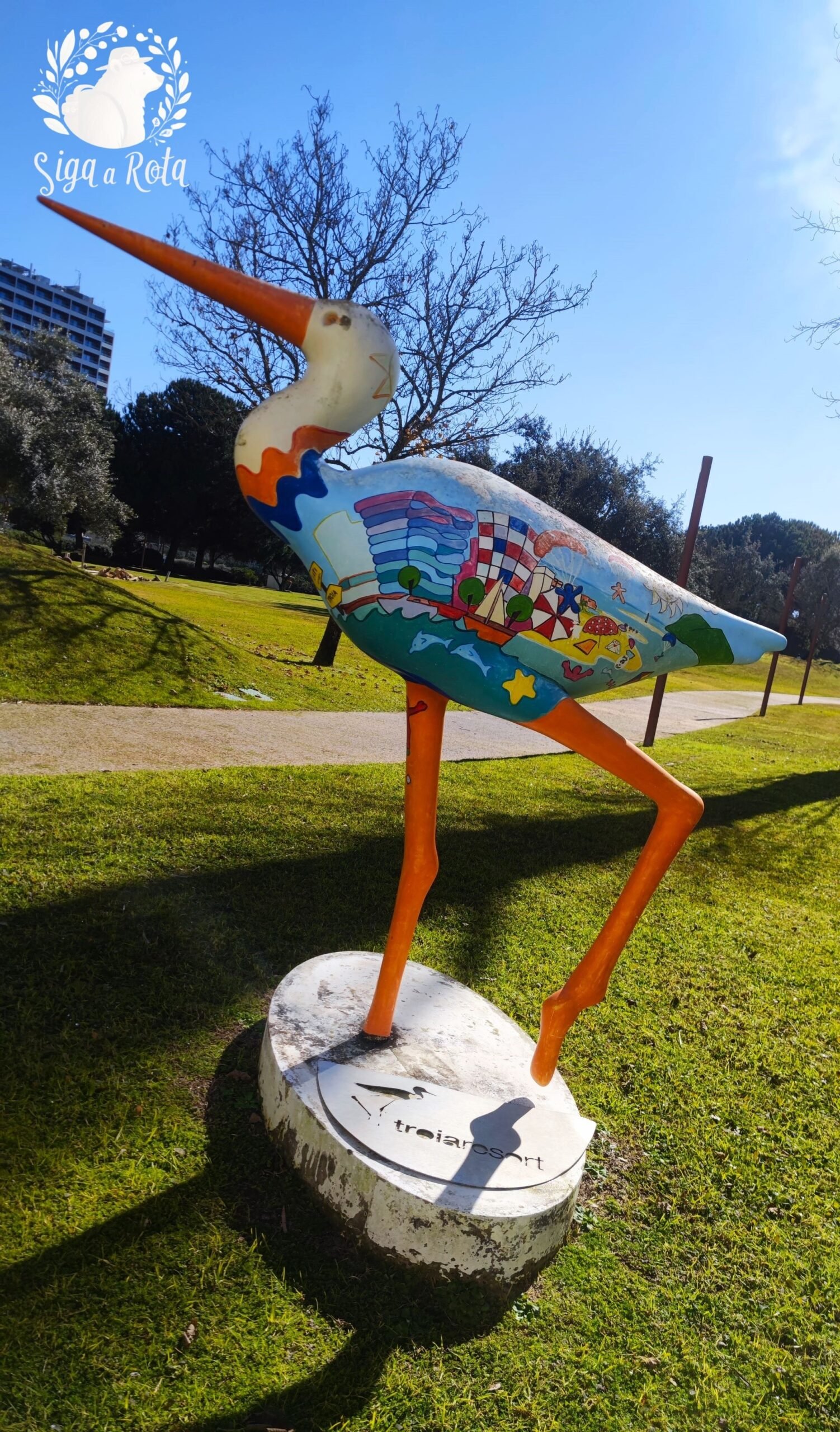 Trilha de caminhada cercada por uma floresta de pinheiros na Península de Tróia.