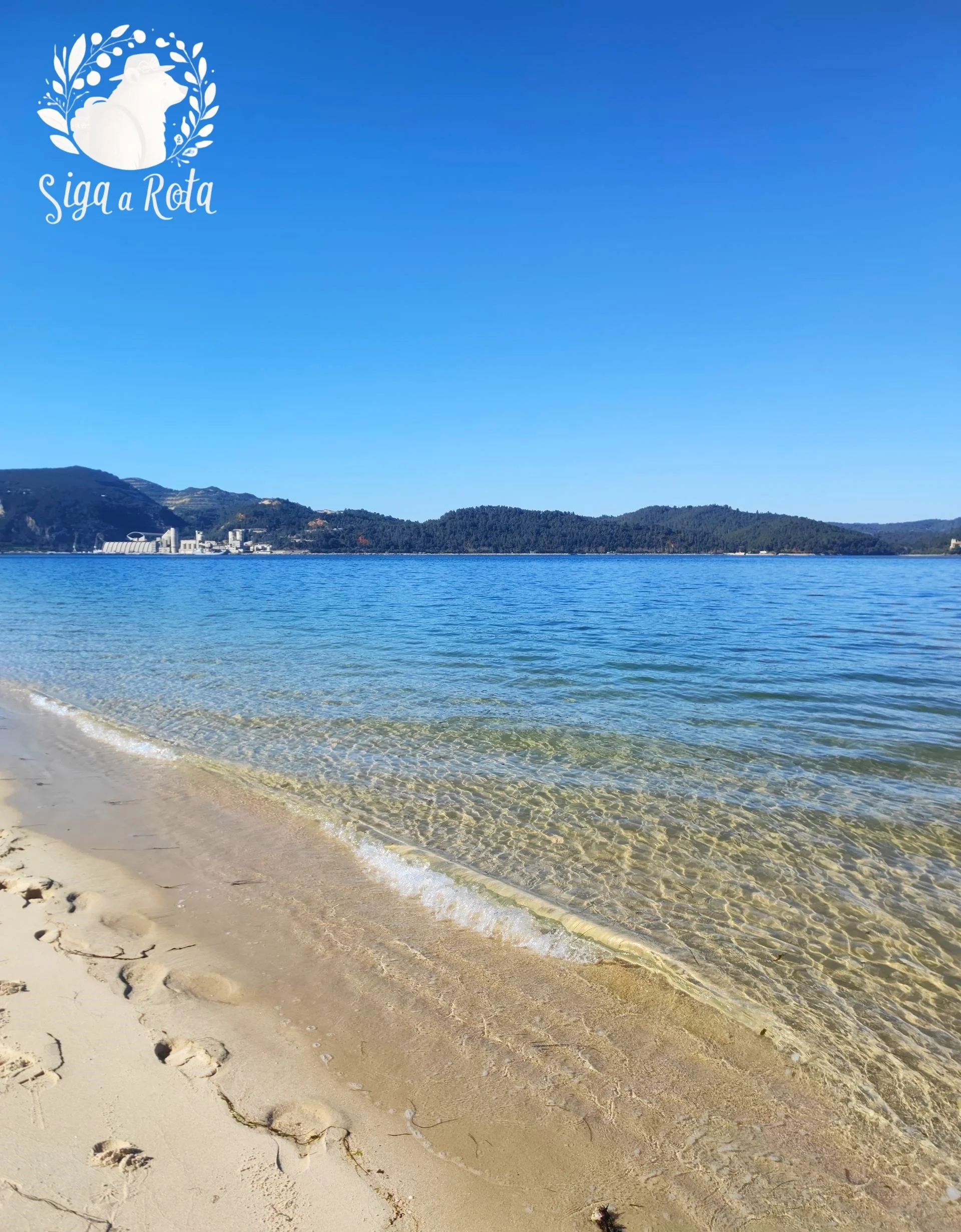 Extensão de areia branca e mar calmo na Praia de Tróia, um cenário perfeito para descansar e aproveitar o sol.