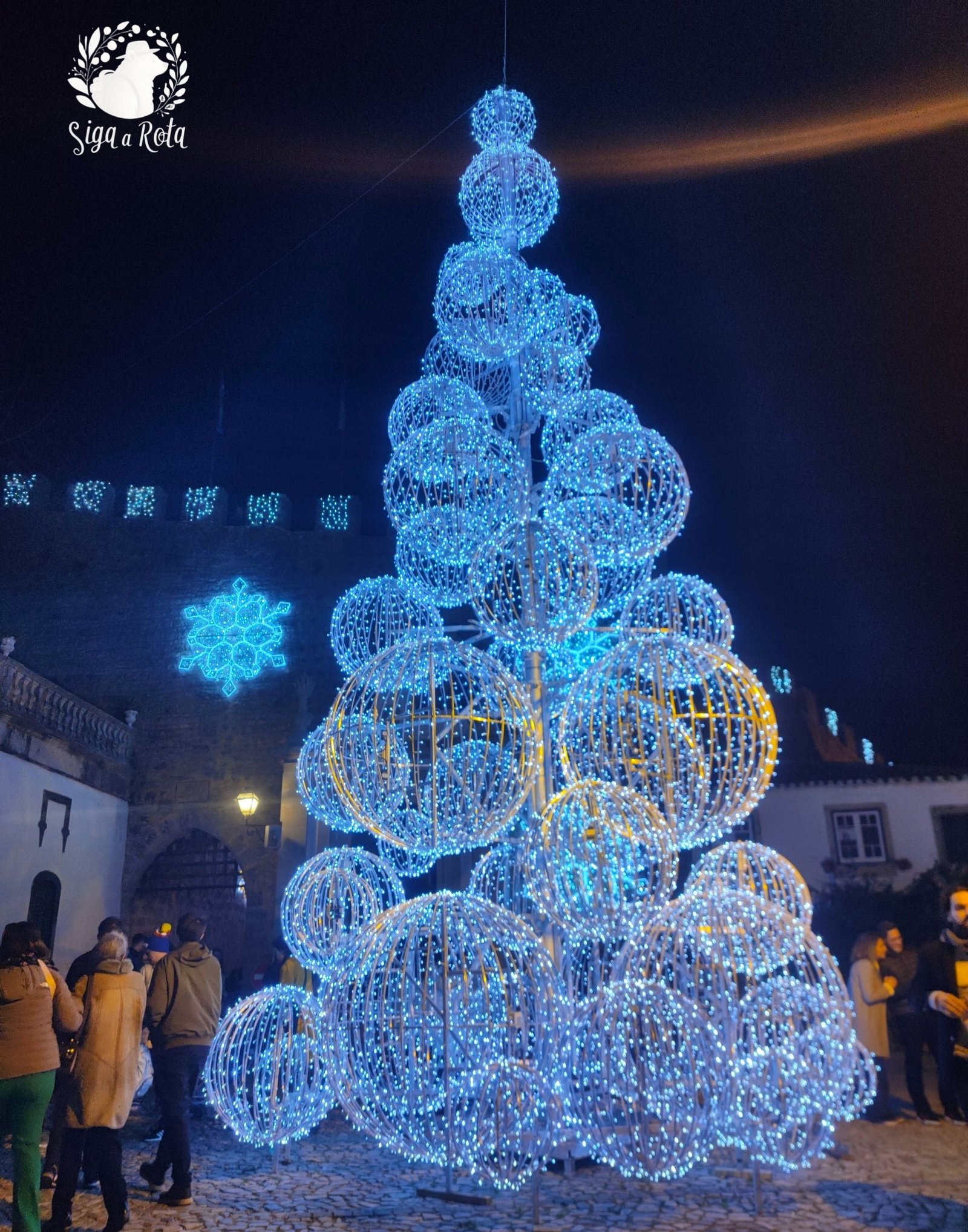 Entrada da Vila de Óbidos decorada com luzes de Natal, criando uma atmosfera mágica para o evento Óbidos Vila Natal.