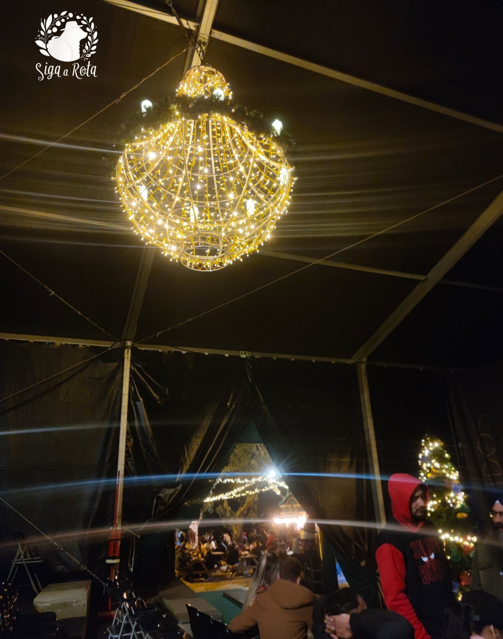 Apresentação teatral no evento Óbidos Vila Natal, com figurinos e cenários temáticos para toda a família.