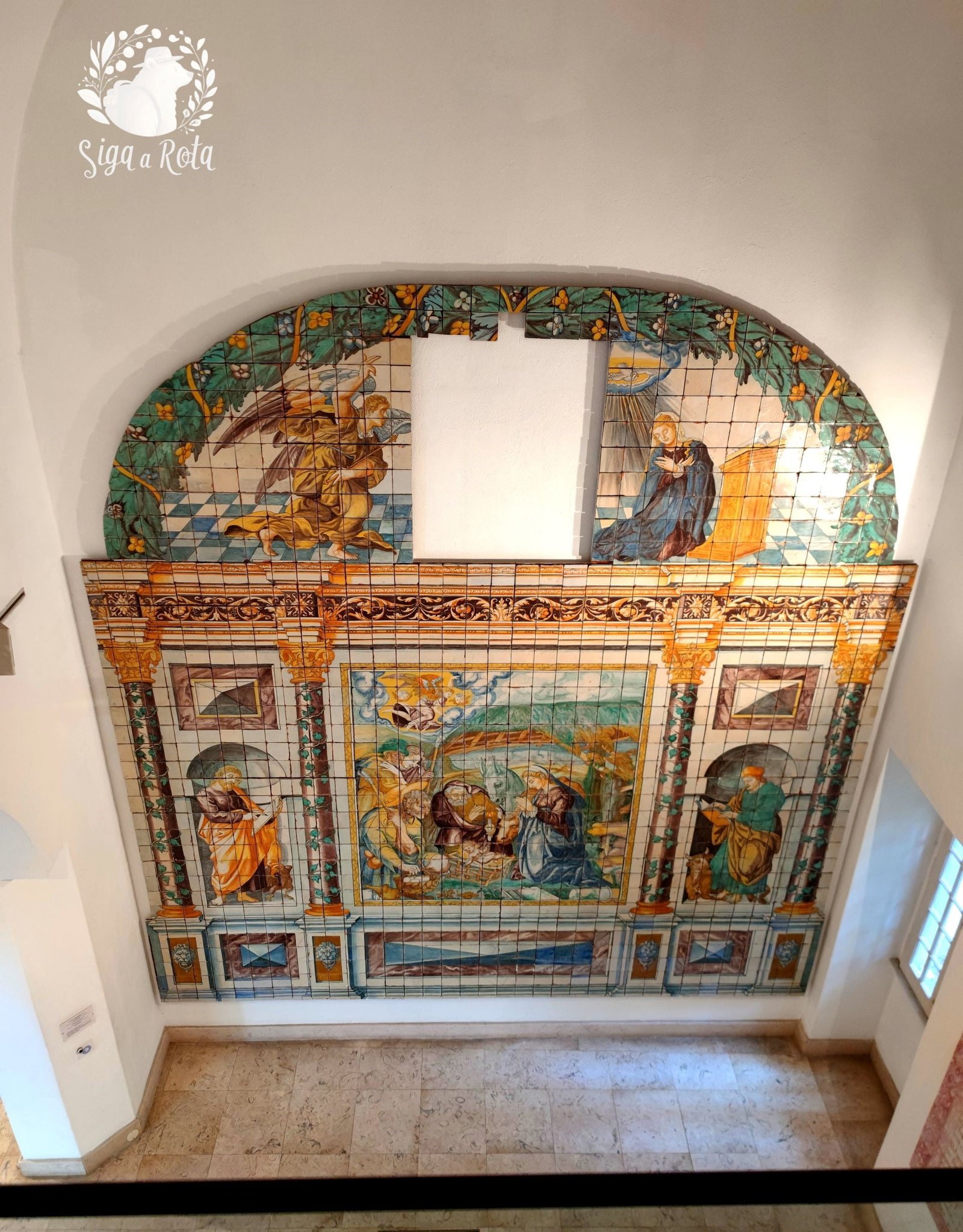 Interior do Museu Nacional do Azulejo, com salas repletas de painéis históricos de azulejos