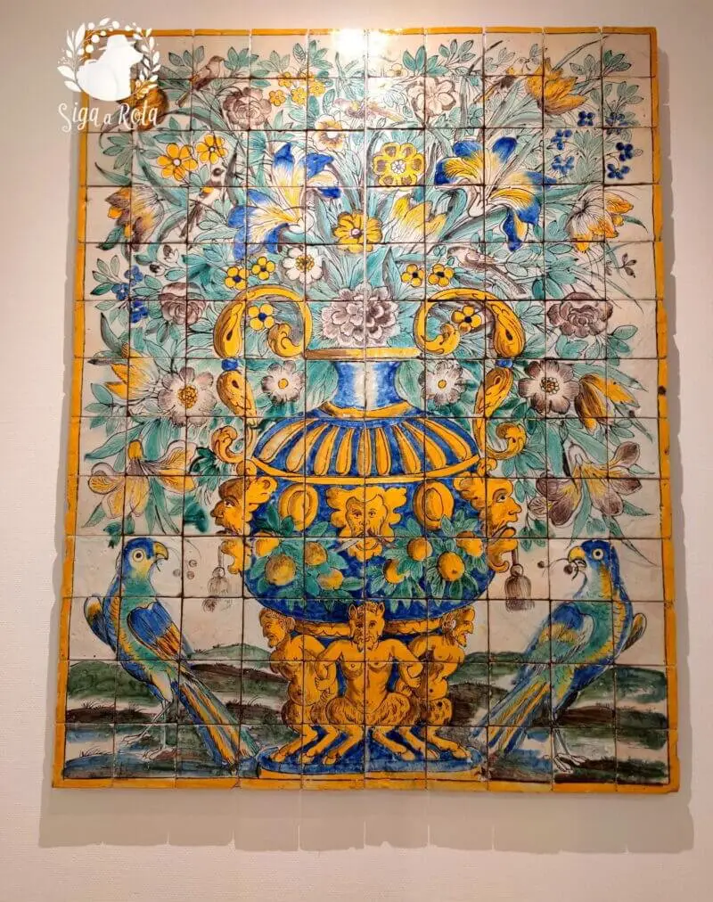 Painel de azulejos coloridos com padrões intrincados no Museu Nacional do Azulejo em Lisboa