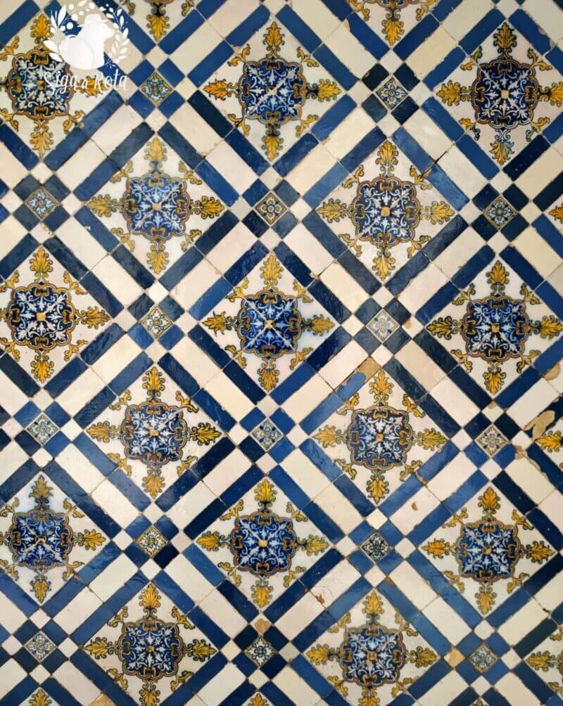 Coleção de azulejos de várias épocas em exibição no Museu Nacional do Azulejo