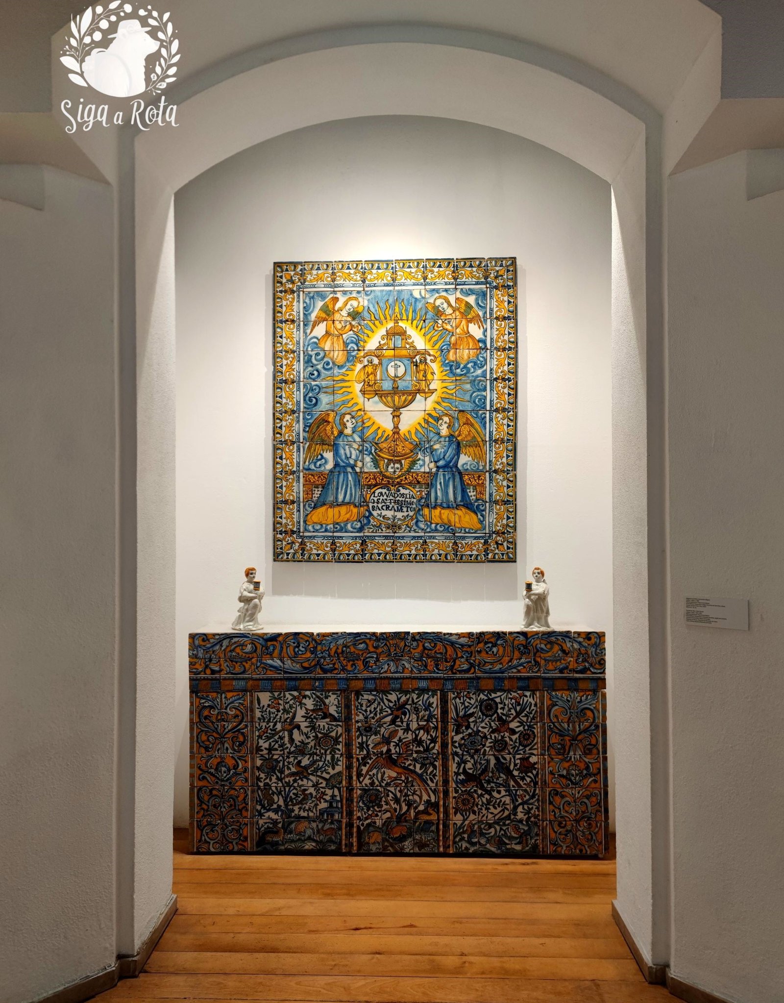Detalhes de azulejos renascentistas no Museu Nacional do Azulejo, mostrando padrões e cores vibrantes