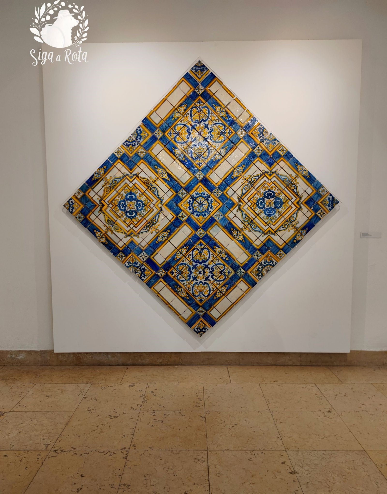 Corredores históricos do Museu Nacional do Azulejo, decorados com azulejos em estilo tradicional
