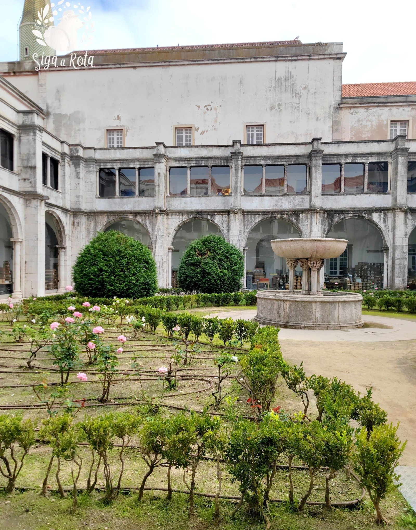 Claustro maneirista decorado com azulejos no Museu Nacional do Azulejo em Lisboa