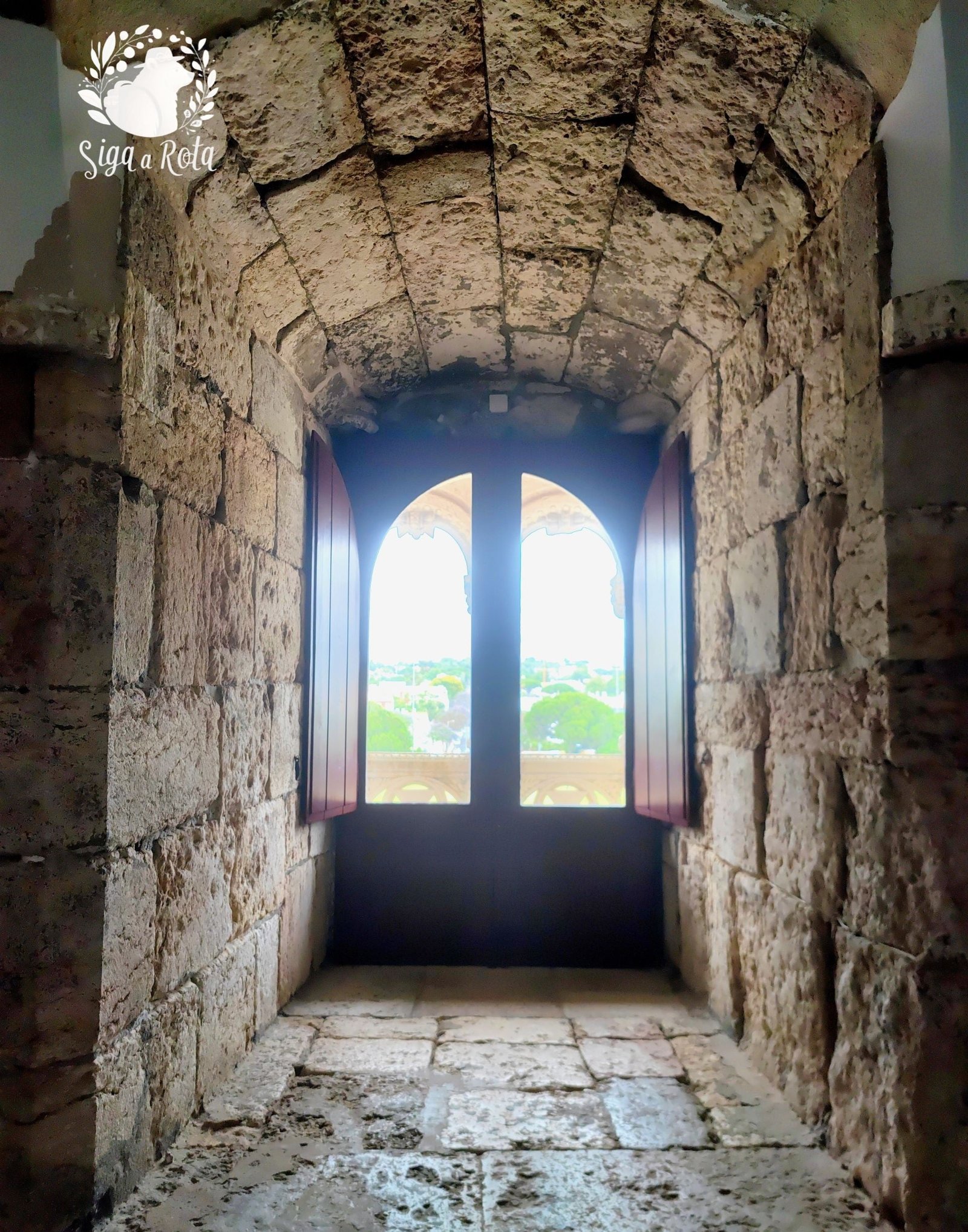 Interior da Torre de Belém, com escadaria em caracol levando aos andares superiores.