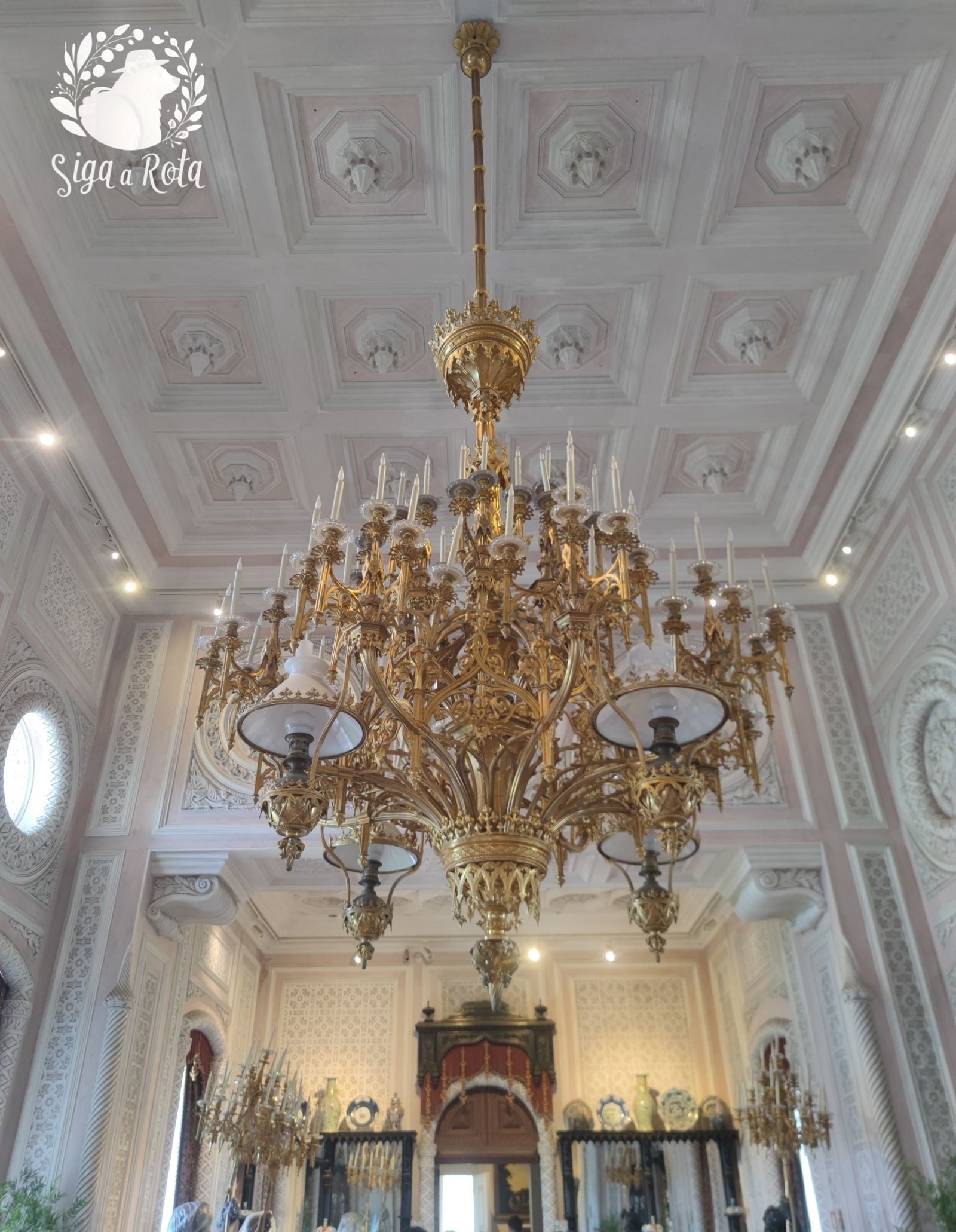 Salão Nobre do Palácio Nacional da Pena, com decoração real e detalhes históricos.