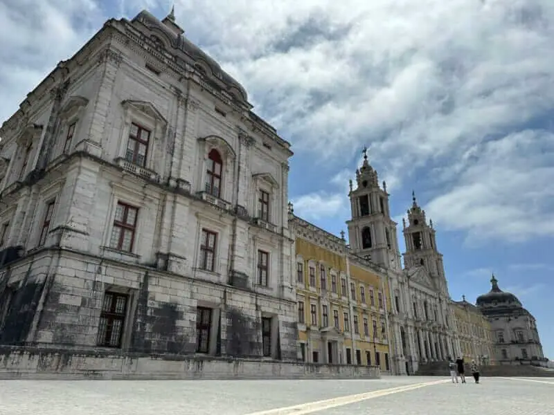 Palácio Nacional de Mafra, complexo barroco do século XVIII com entrada gratuita no primeiro domingo do mês