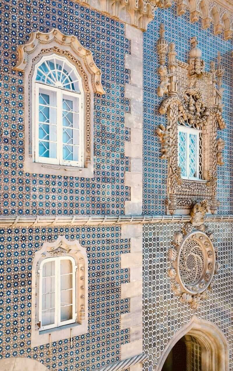 Detalhe dos azulejos coloridos e decorativos no Palácio Nacional da Pena, em Sintra, Portugal.