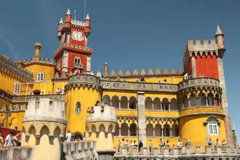 Fachada colorida do Palácio Nacional da Pena em Sintra, Portugal, com sua arquitetura icônica e detalhes únicos.