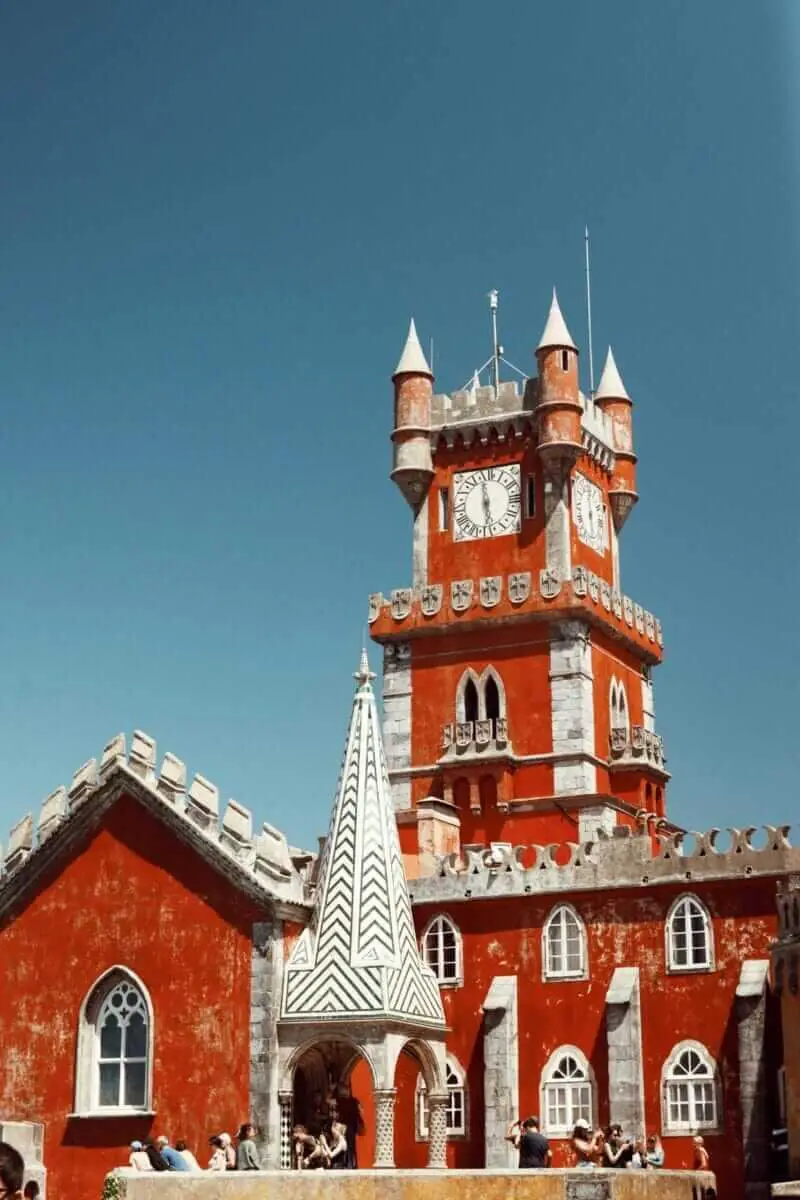 Detalhe das torres coloridas e dos arcos decorativos do Palácio Nacional da Pena em Sintra.
