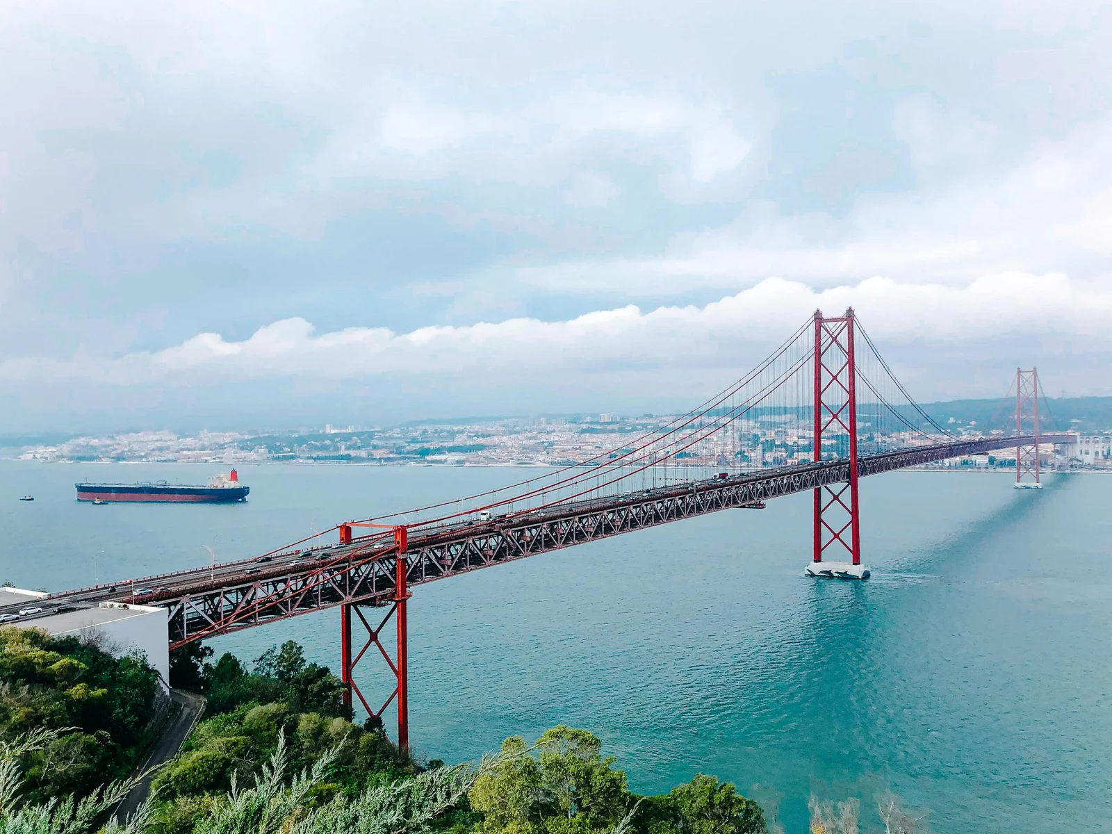 Vista panorâmica de Lisboa, da Ponte 25 de Abril e do Rio Tejo a partir do Santuário de Cristo Rei em Almada.