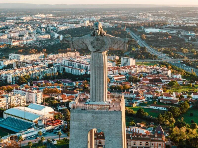 Entrada do Santuário de Cristo Rei em Almada, com arquitetura monumental e imponente.