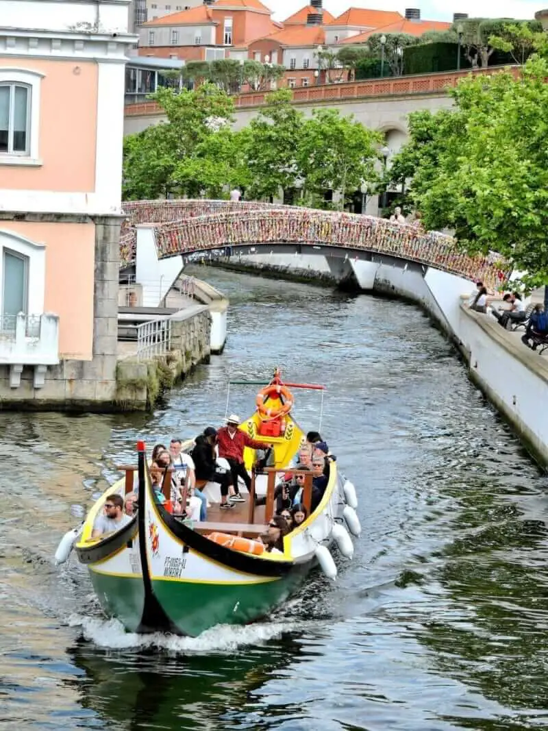 Moliceiro navegando pela Ria de Aveiro, uma experiência única na cidade