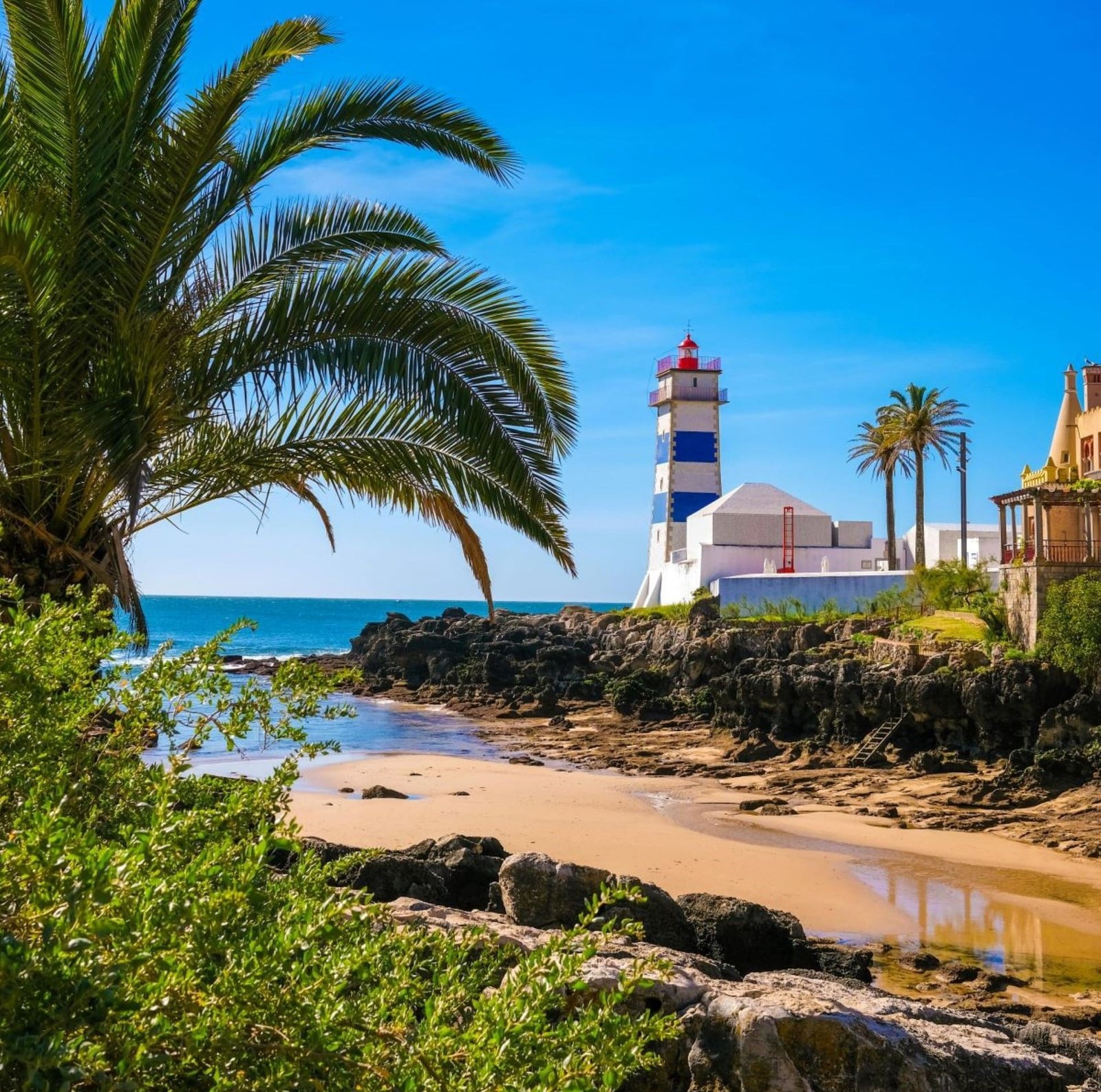 Praia de Carcavelos, popular entre surfistas, localizada na Linha de Cascais, perto de Lisboa.