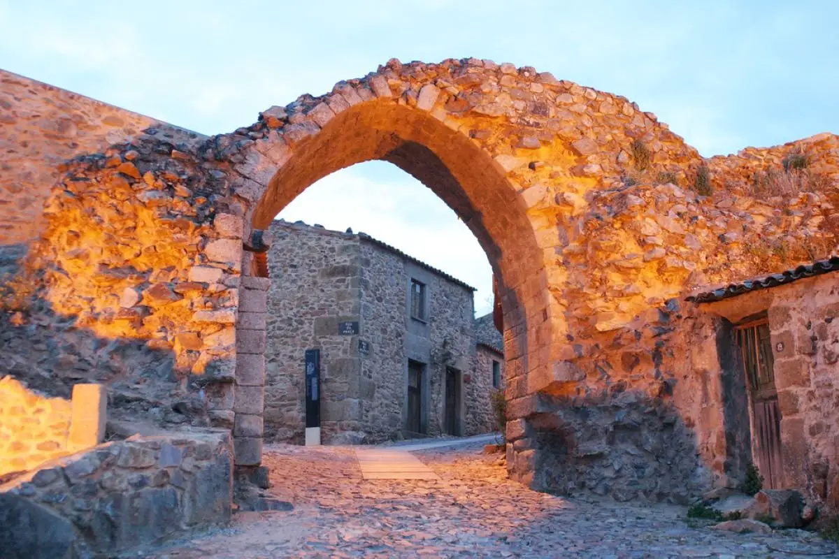 Vista das muralhas e ruínas do castelo em Castelo Rodrigo, aldeia no nordeste de Portugal
