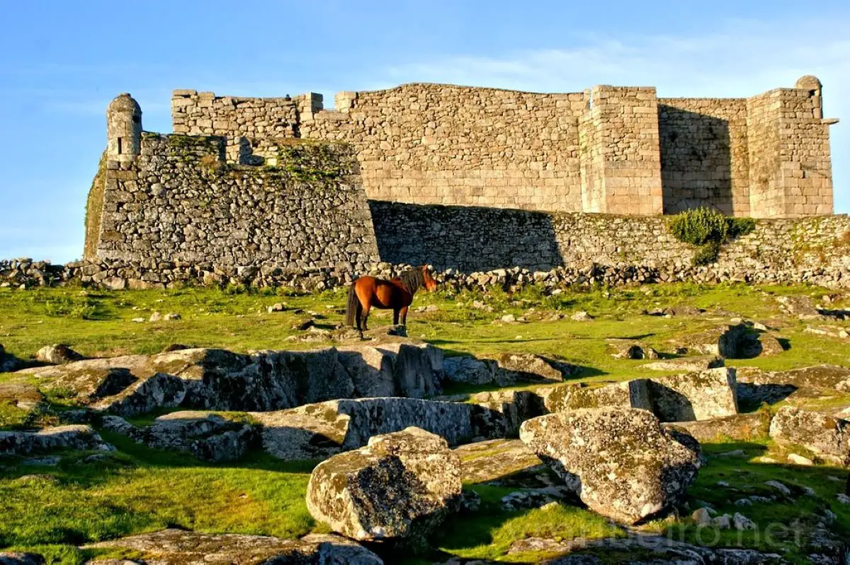 Espigueiros e castelo de Lindoso no Minho, aldeia com tradições históricas