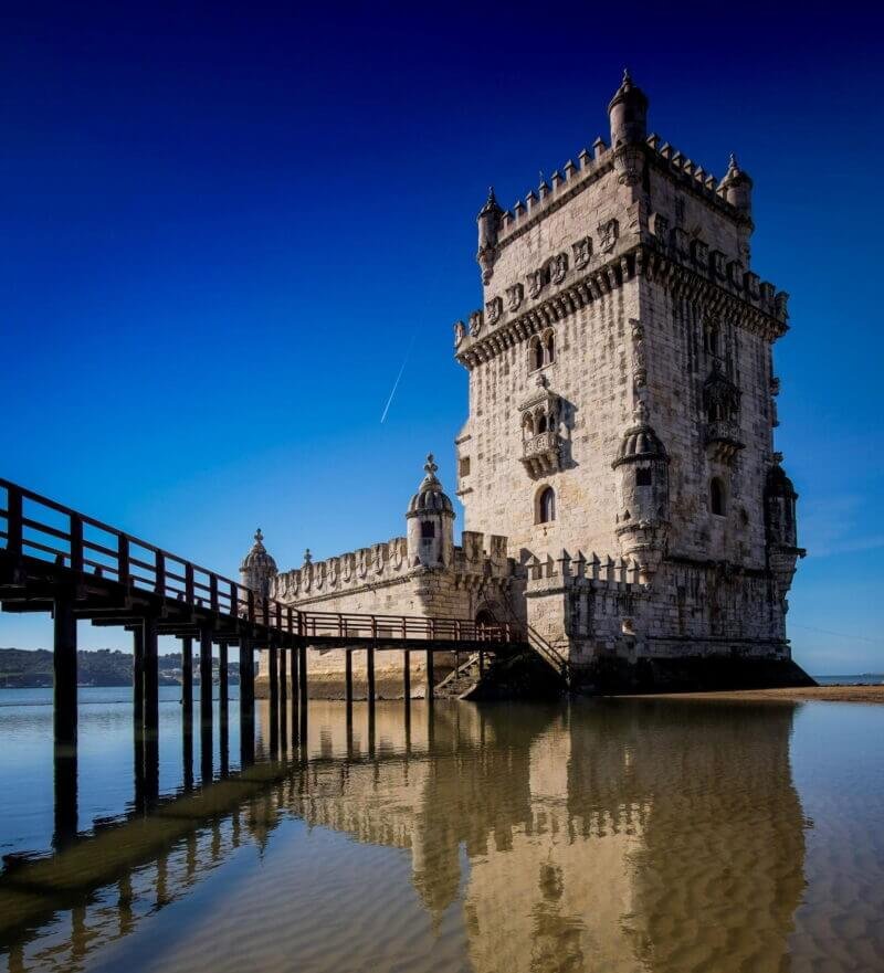 "Detalhes da capela decorada com a Cruz de Cristo no interior da Torre de Belém.