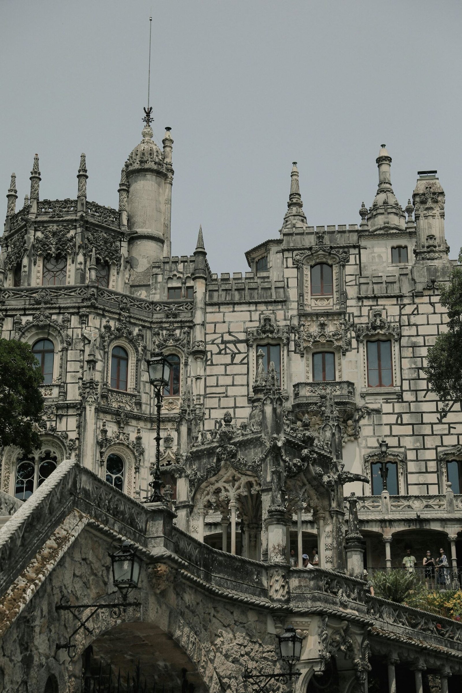 Detalhes neomanuelinos da arquitetura da Quinta da Regaleira, incluindo torres góticas e ornamentos esotéricos que marcam o estilo único do palácio.